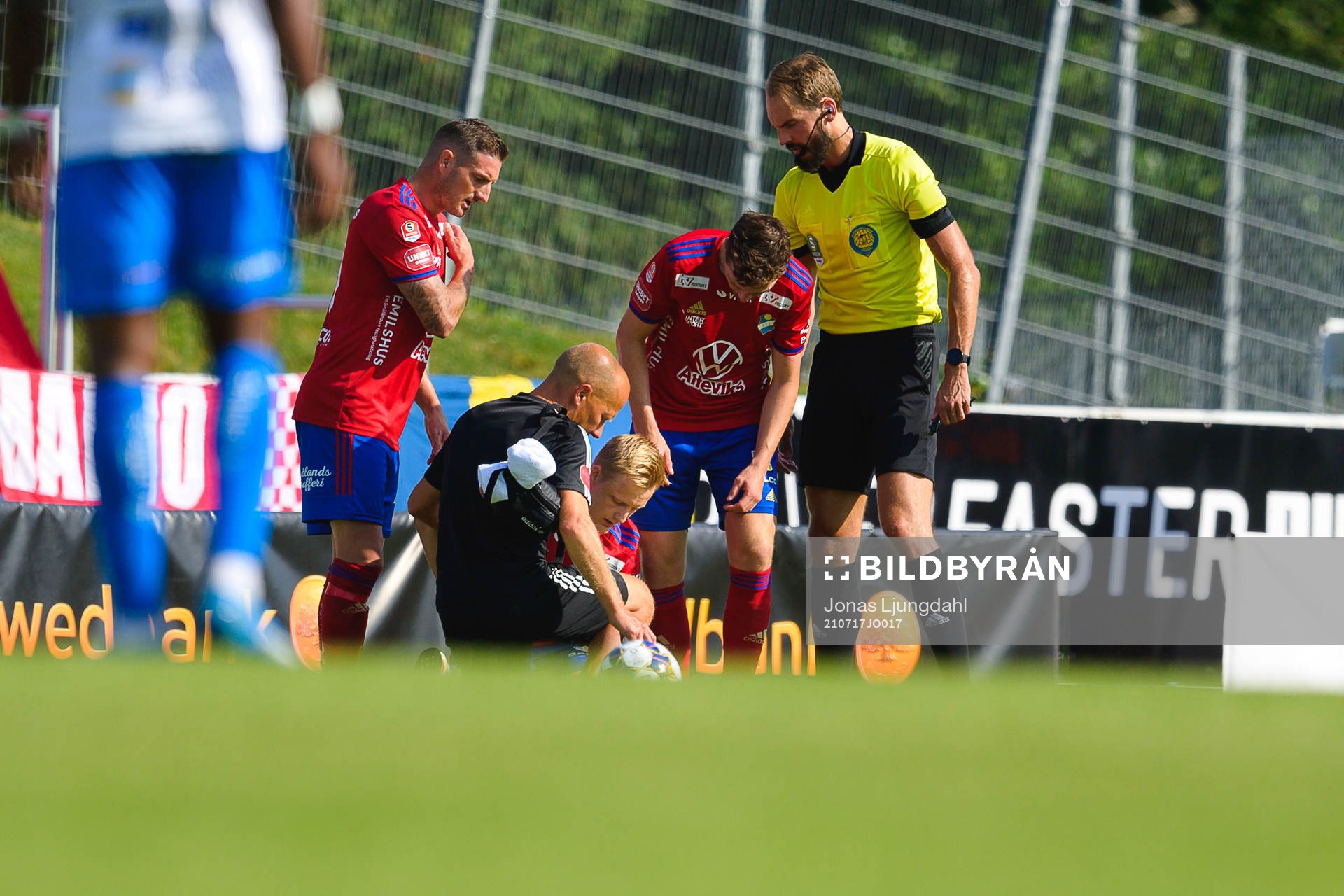 Östers Billy Nordström får vård på planen under fotbollsmatchen i Superettan mellan Värnamo och Öster den 17 juli 2021 i Värnamo. 