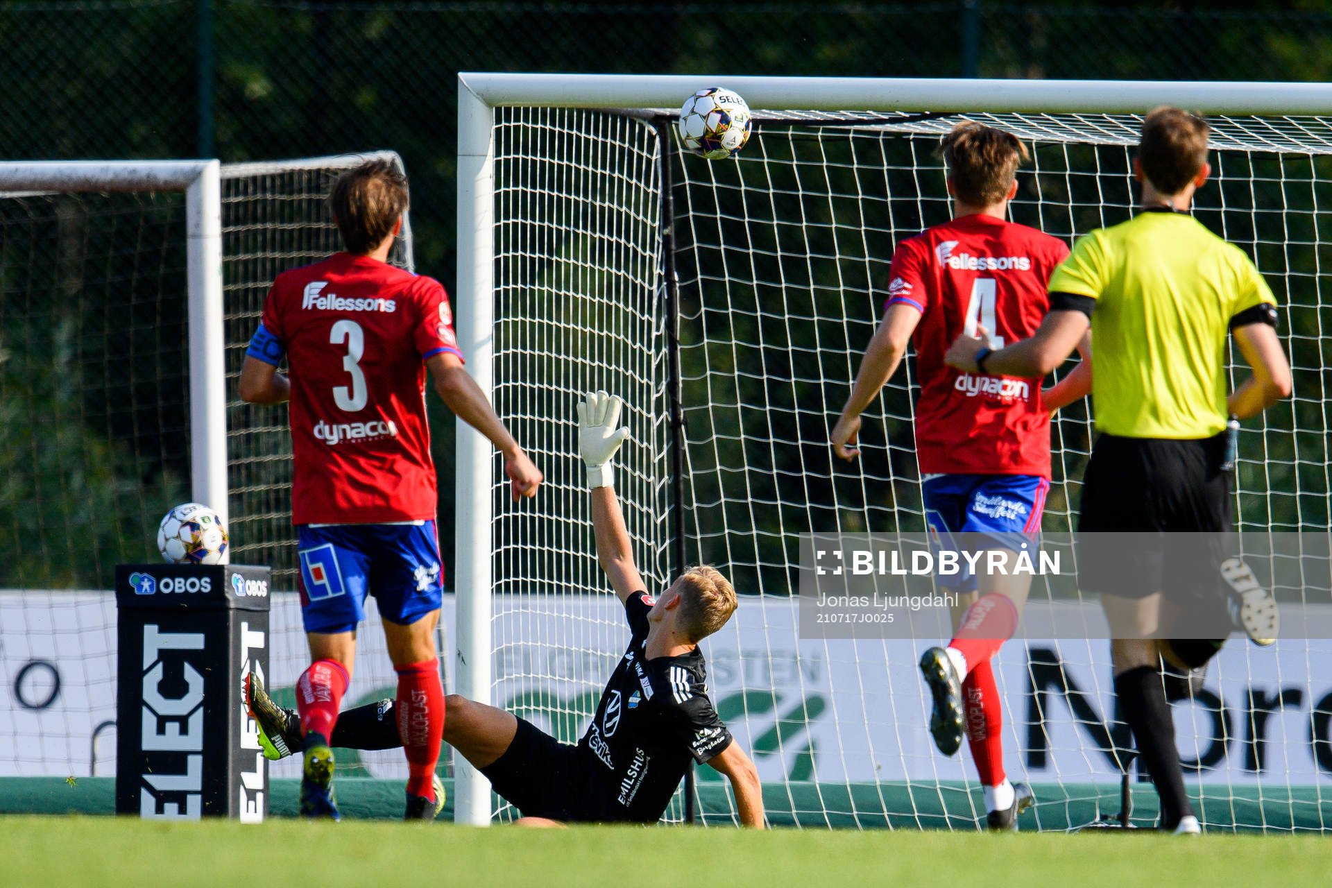 Värnamos Christioan Moses , ej i bild, gör 1-0 bakom