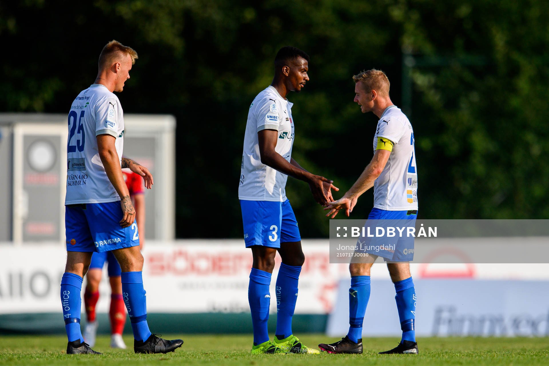 Värnamos Bernardo Vilar Estevao Jeronimo och Freddy Winsth jublar efter fotbollsmatchen i Superettan mellan Värnamo och Öster den 17 juli 2021 i Värnamo.