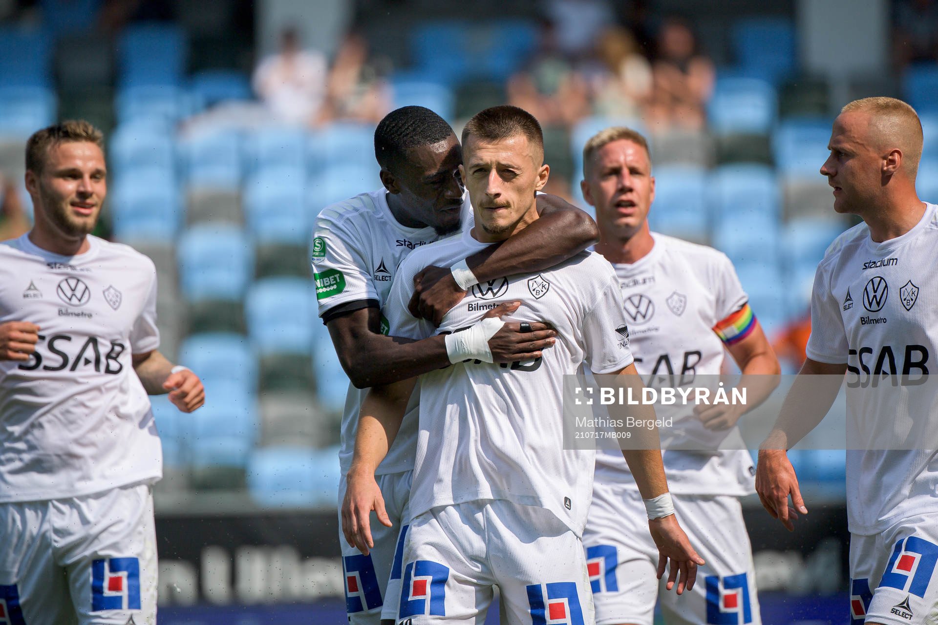 Brages Adil Titi och Leonard Pllana jublar efter 0-1 under fotbollsmatchen i Superettan mellan GAIS och Brage den 17 juli 2021 i Göteborg. 