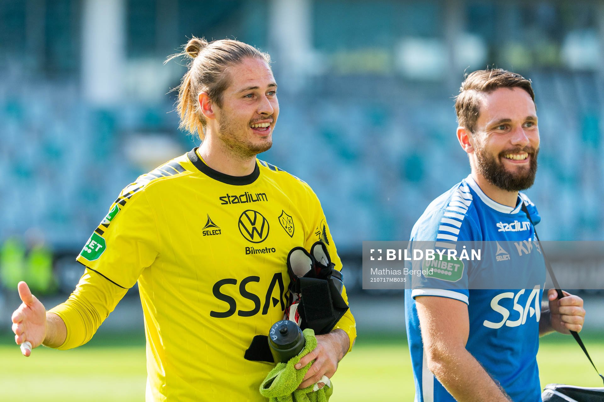 Brages tränare målvakt Adrian Engdahl jublar