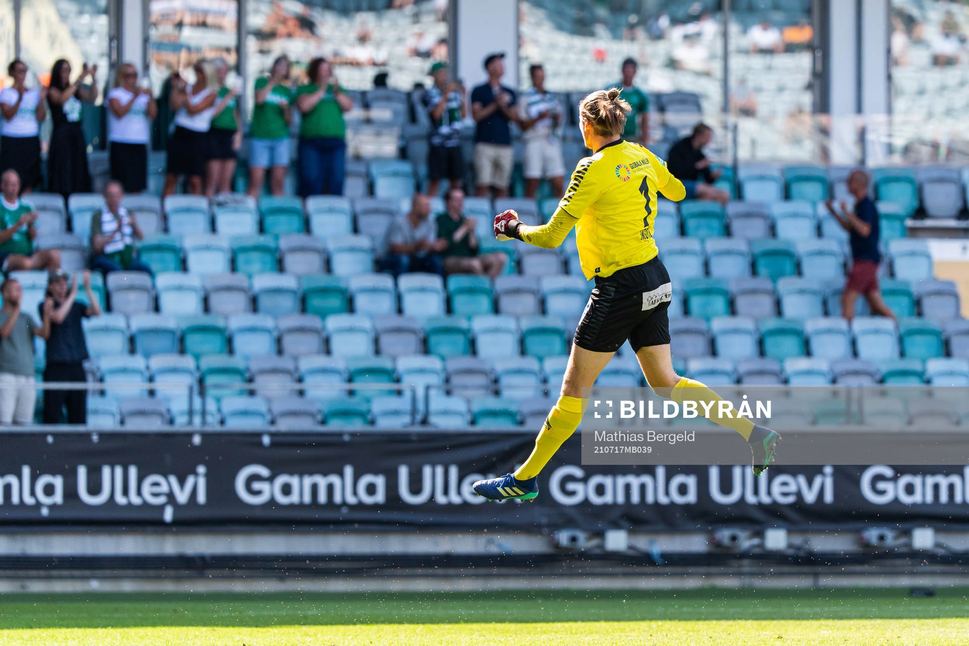 Brages målvakt Adrian Engdahl jublar