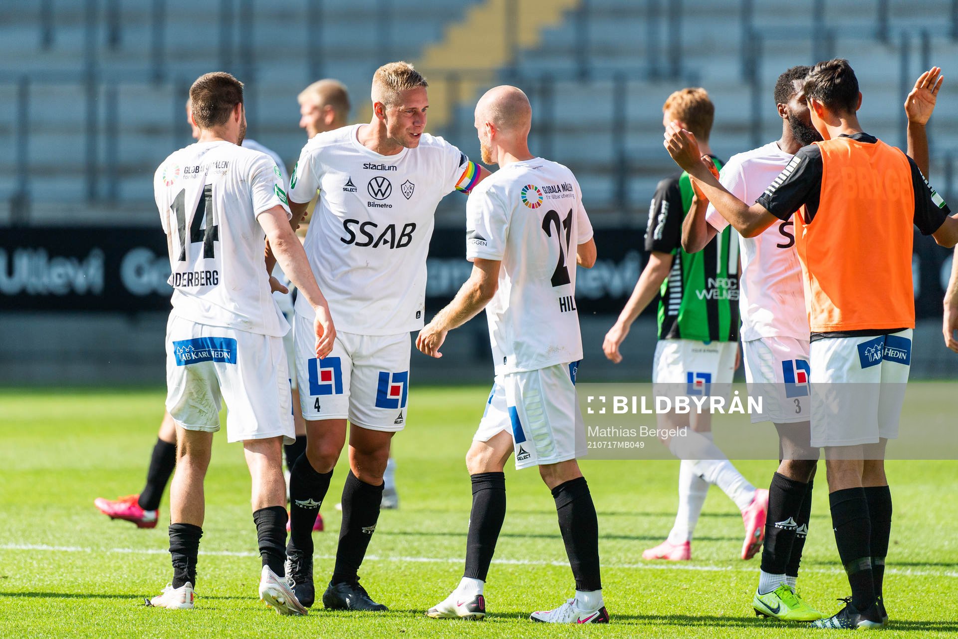 Brages Niklas Söderberg, Mattias Liljestrand och Lukas Hiltunen jublar efter fotbollsmatchen i Superettan mellan GAIS och Brage den 17 juli 2021 i Göteborg.