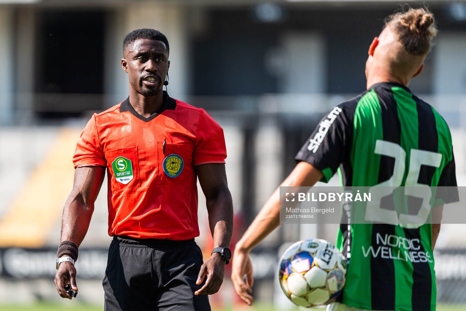 Domare Fredrik Oppong och GAIS Jonas Lindberg