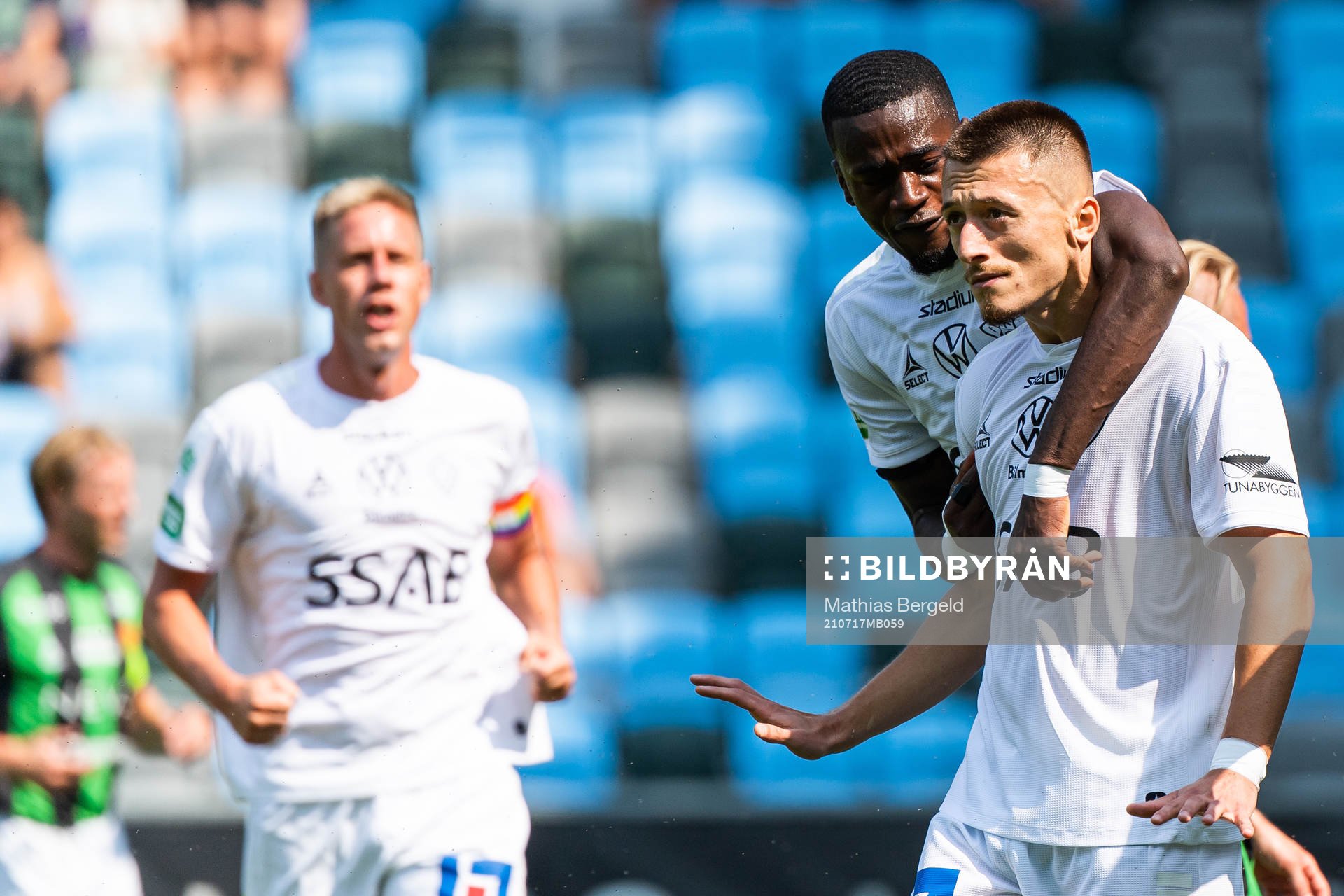 Brages Adil Titi jublar med målskytten till 0-1 Leonard