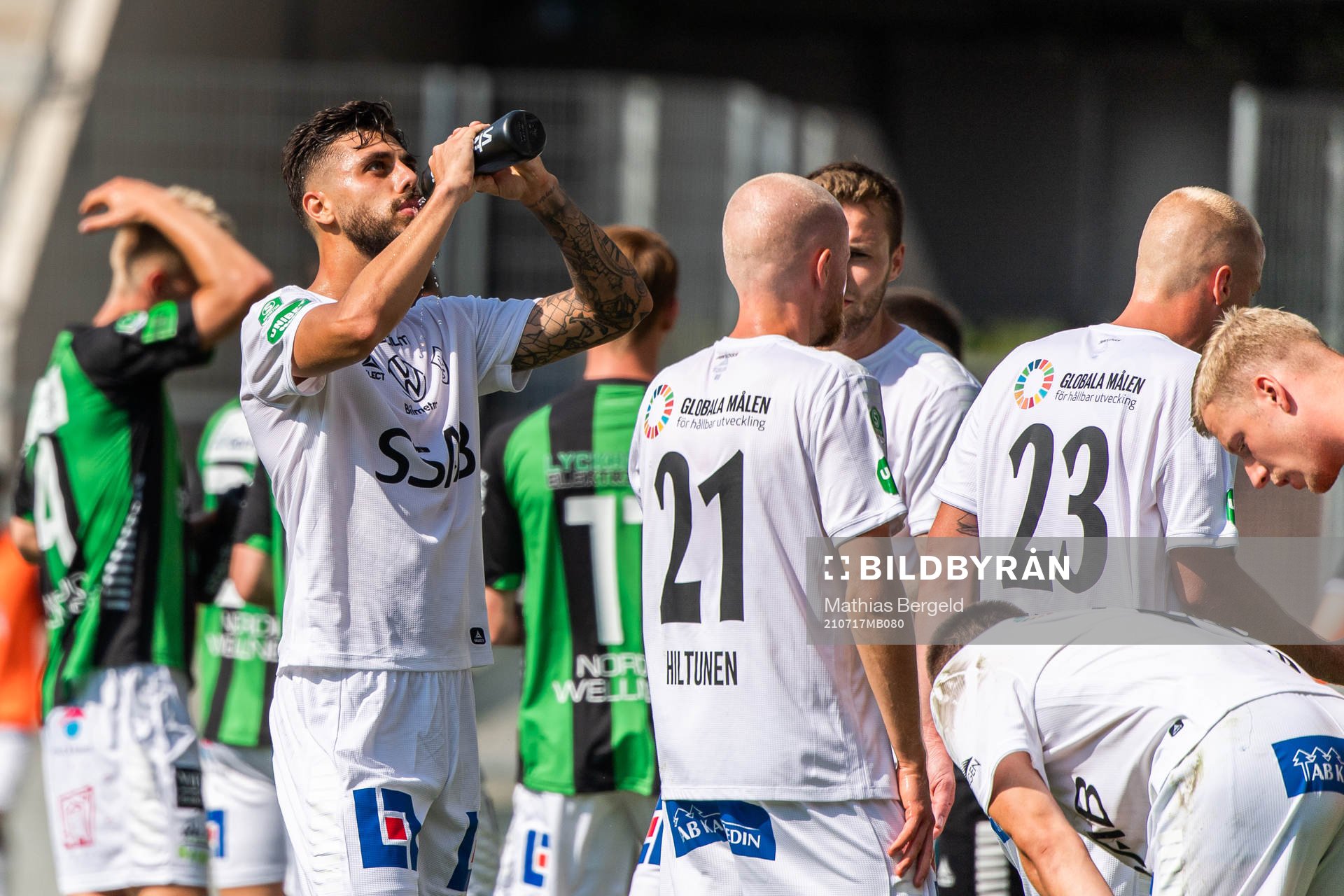 Brages Nicolas Gianini Dantas dricker i en vätskepaus