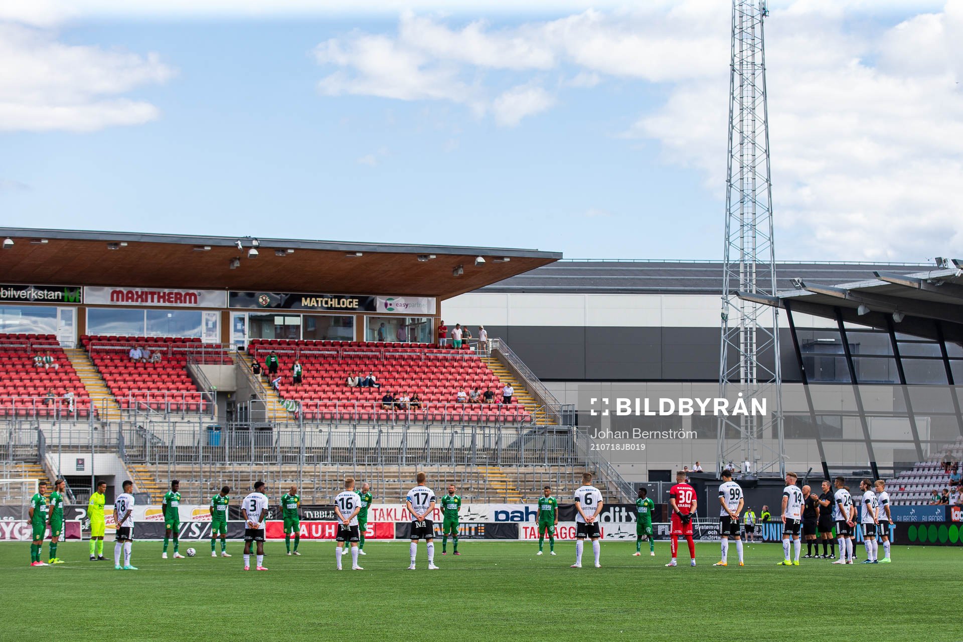 Örebros och Hammarbys spelare vid en tyst minut för att