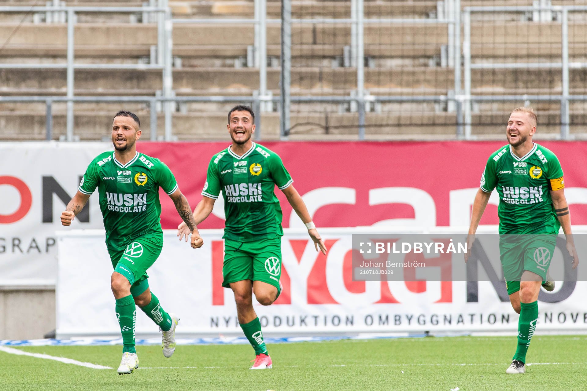 Hammarbys Mohanad Jeahze jublar bredvid Astrit Selmani och
