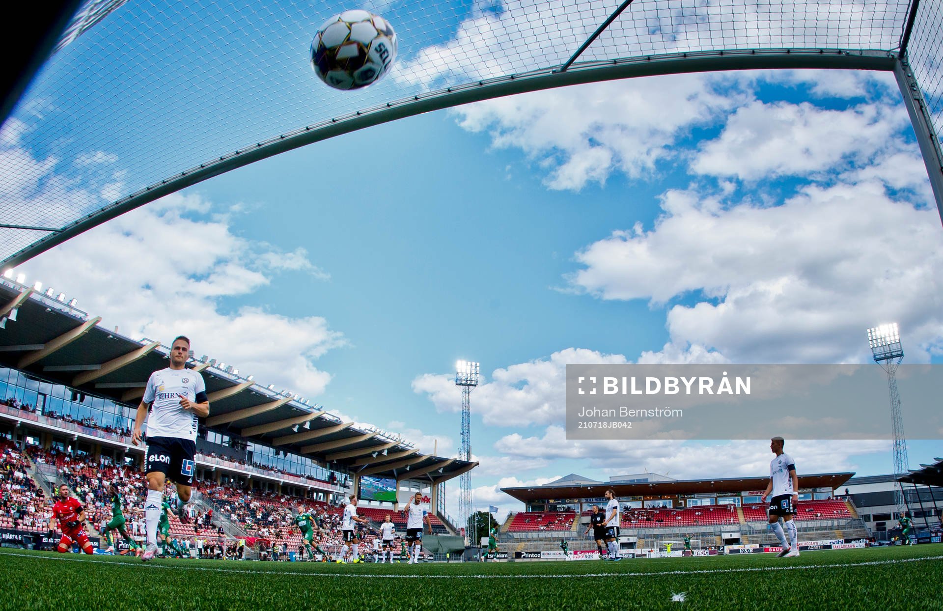 Hammarbys Astrit Selmani gör 0-1 på Örebros målvakt