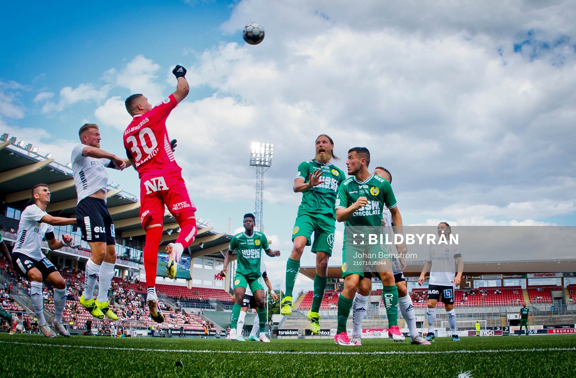 Örebros målvakt Mergim Krasniqi och Hammarbys Björn