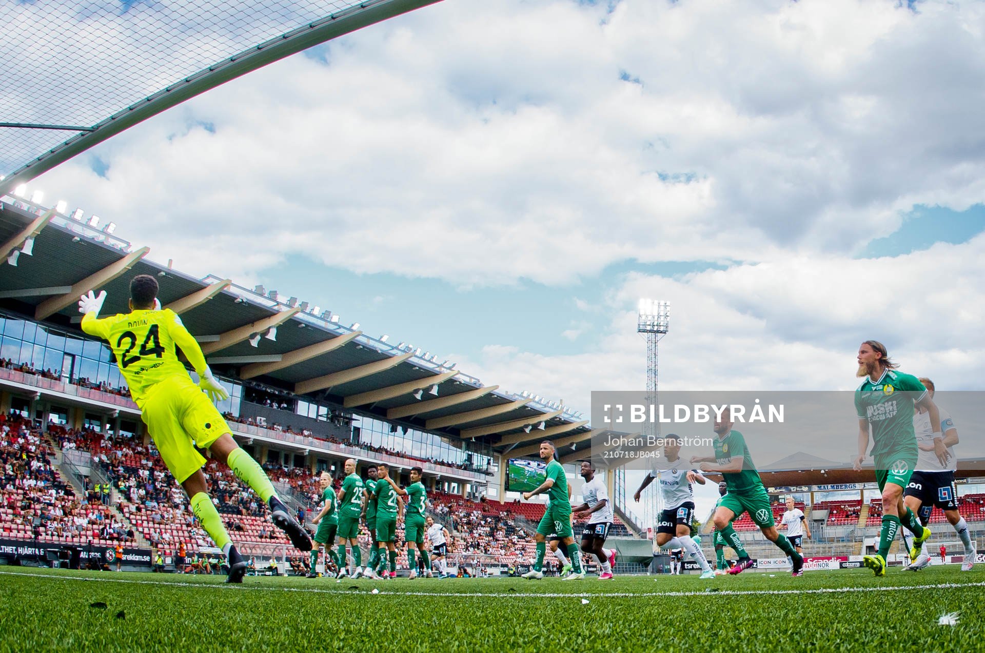 Hammarbys målvakt Oliver Dovin räddar en frispark