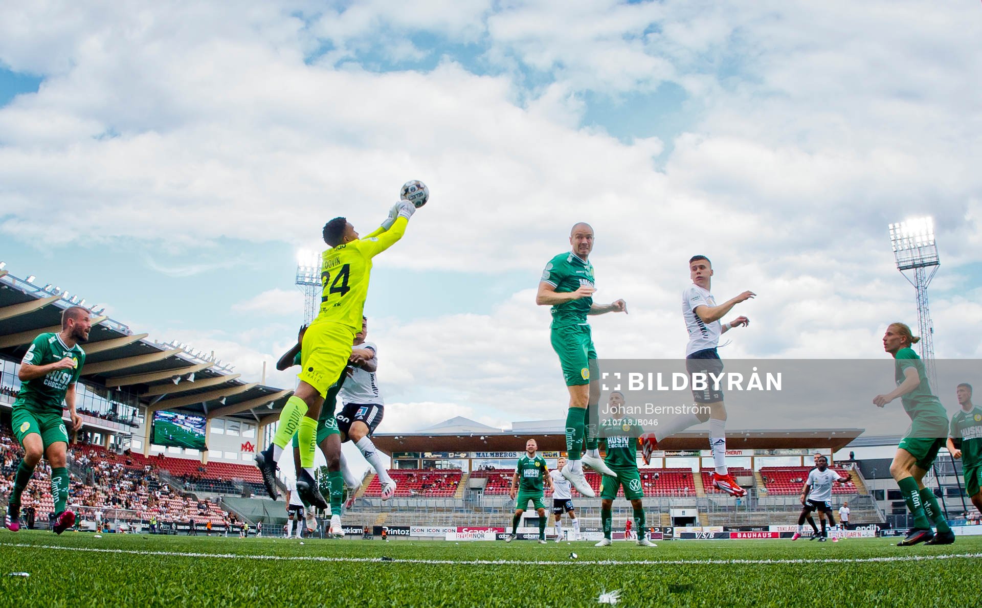 Hammarbys målvakt Oliver Dovin och Örebros Jake Larsson