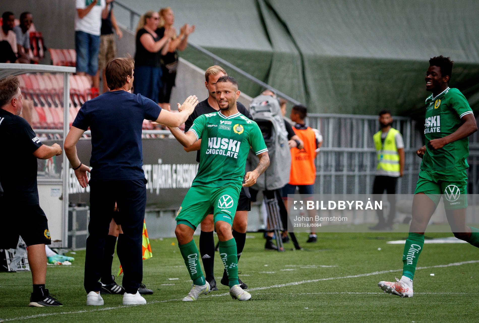 Hammarbys Mohanad Jeahze jublar med tränare Milos