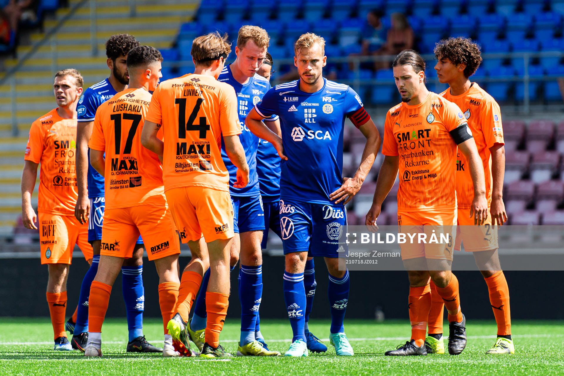 Sundsvalls Linus Hallenius och AFC Eskilstunas Abdelkarim