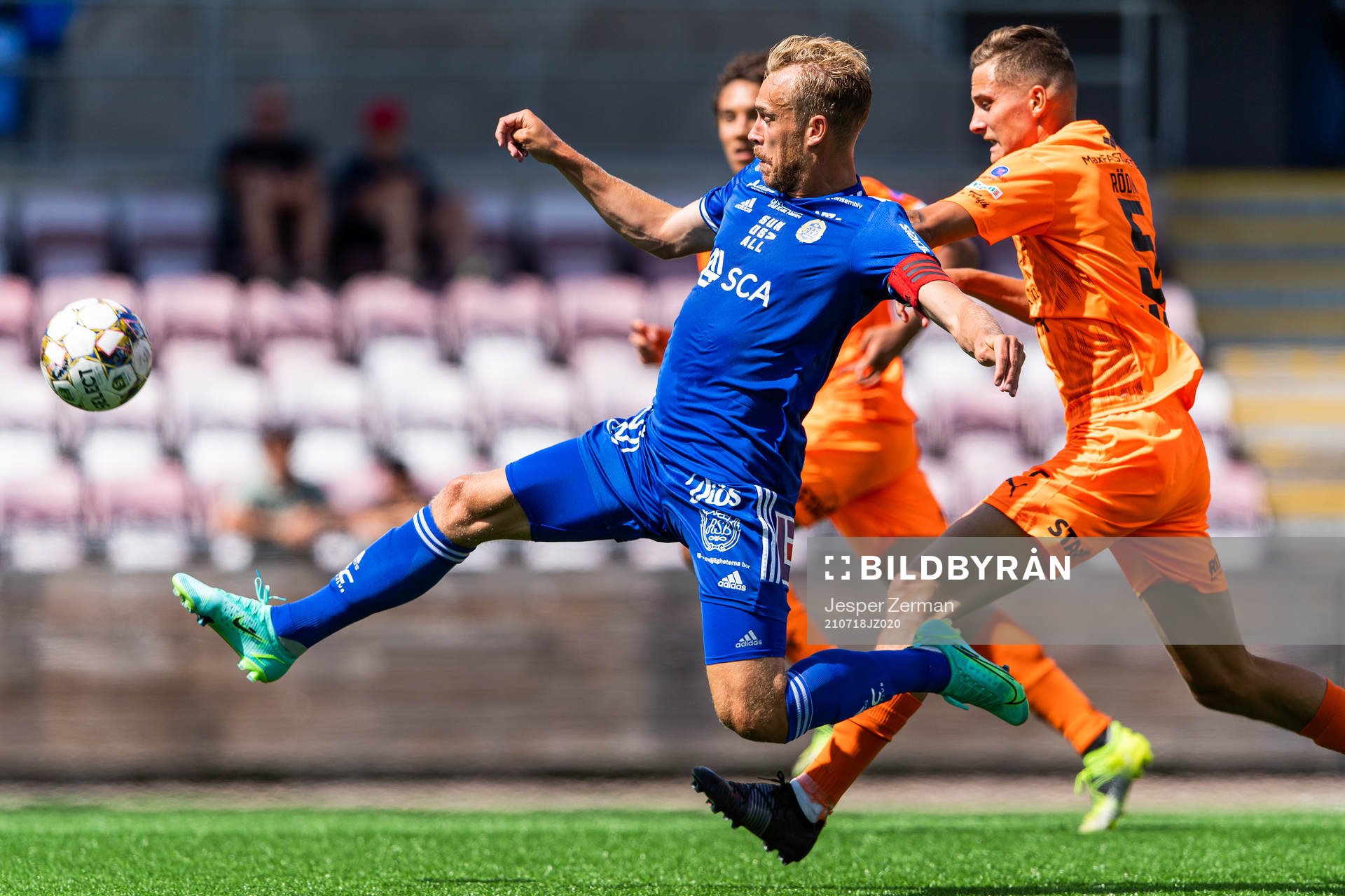 Sundsvalls Pontus Engblom och AFC Eskilstunas Pontus Rödin