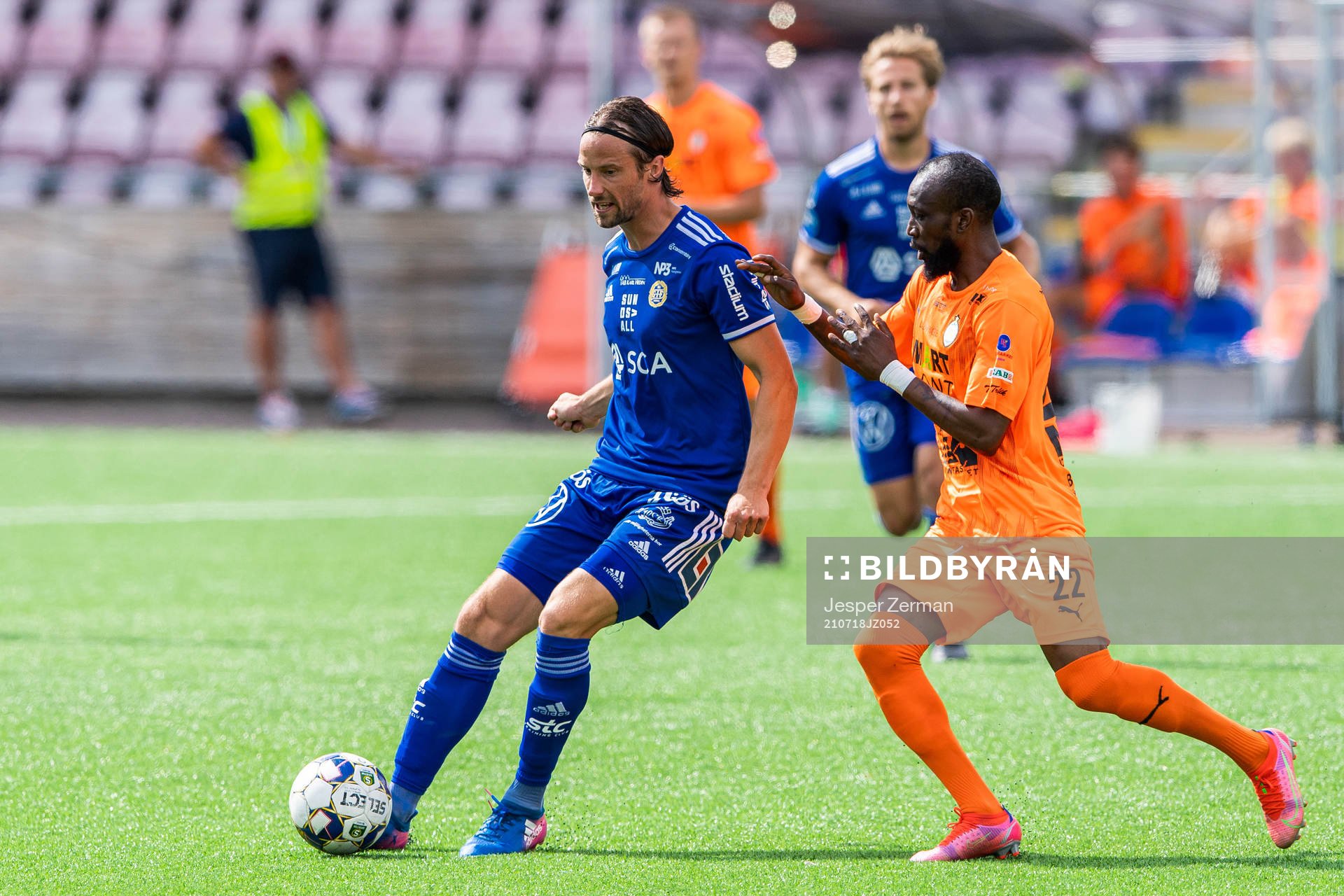 Sundsvalls Linus Hallenius och AFC Eskilstunas Ibrahim