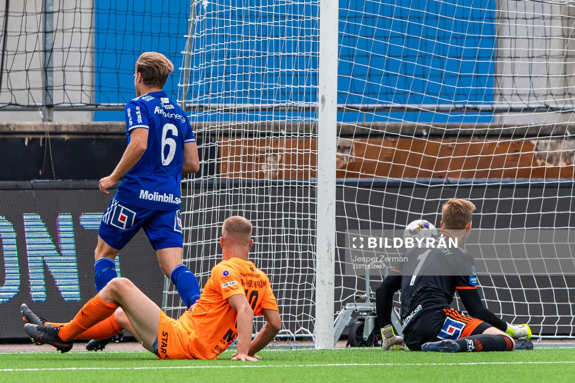 AFC Eskilstunas Alexander Ahl Holmström gör 2-0 bakom Sundsvalls målvakt Andreas Andersson under fotbollsmatchen i Superettan mellan AFC Eskilstuna och GIF Sundsvall den 18 juli 2021 i Eskilstuna.