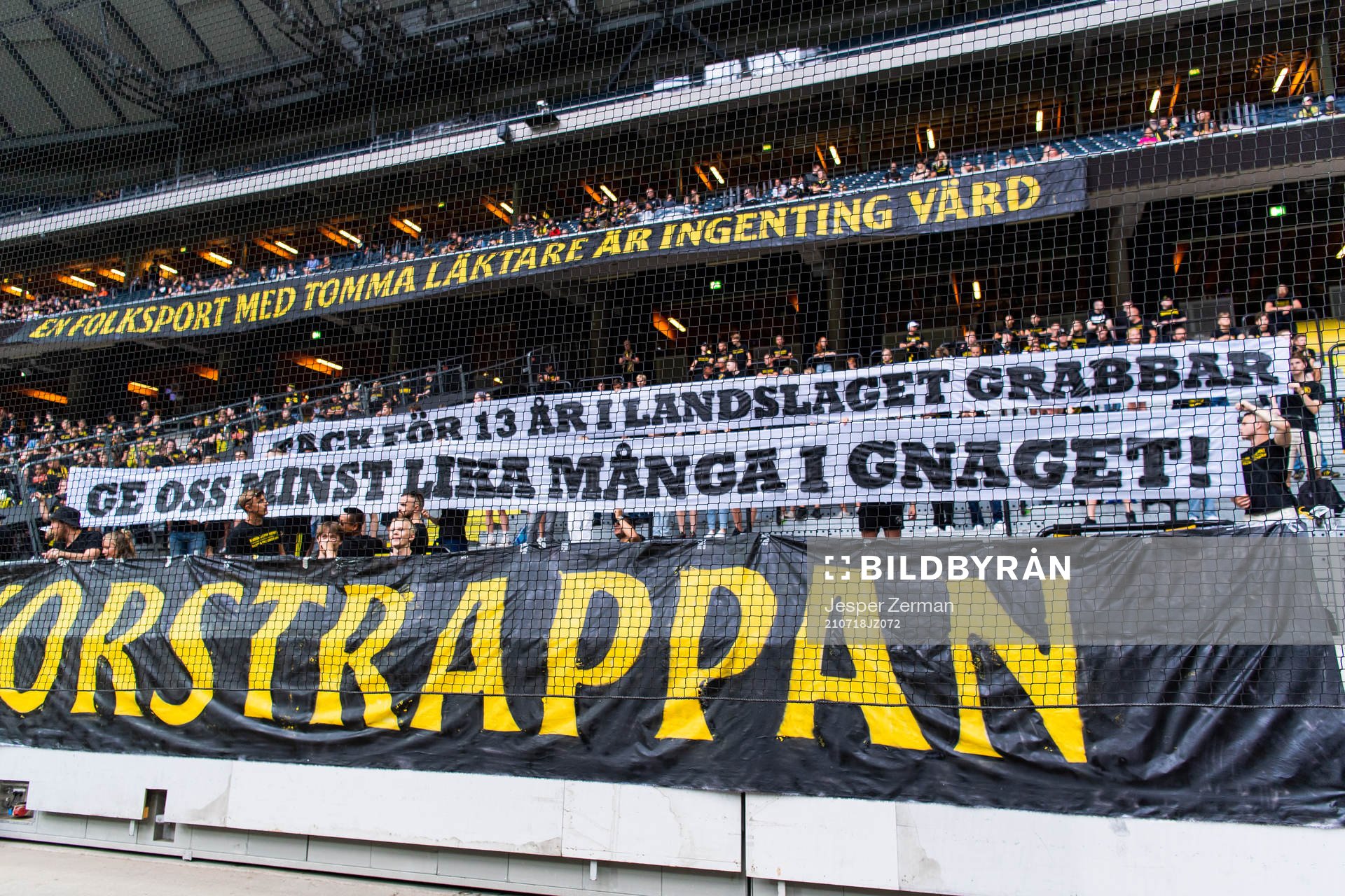 s supportrar med banderoller riktade till Sebastian Larsson