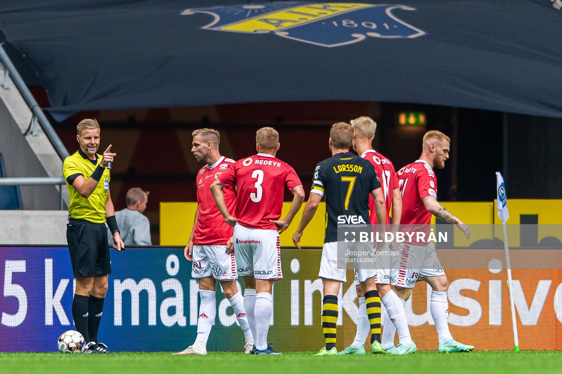 Domare Glenn Nyberg i diskussion med Kalmars Sebastian Ring