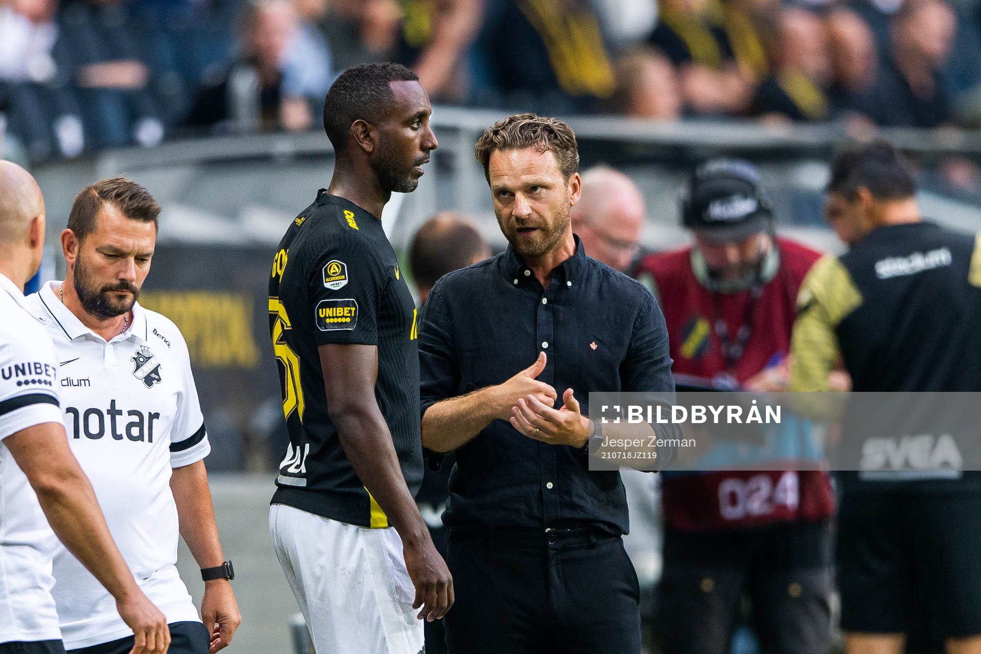 s Henok Goitom pratar med tränare Bartosz Grzelak