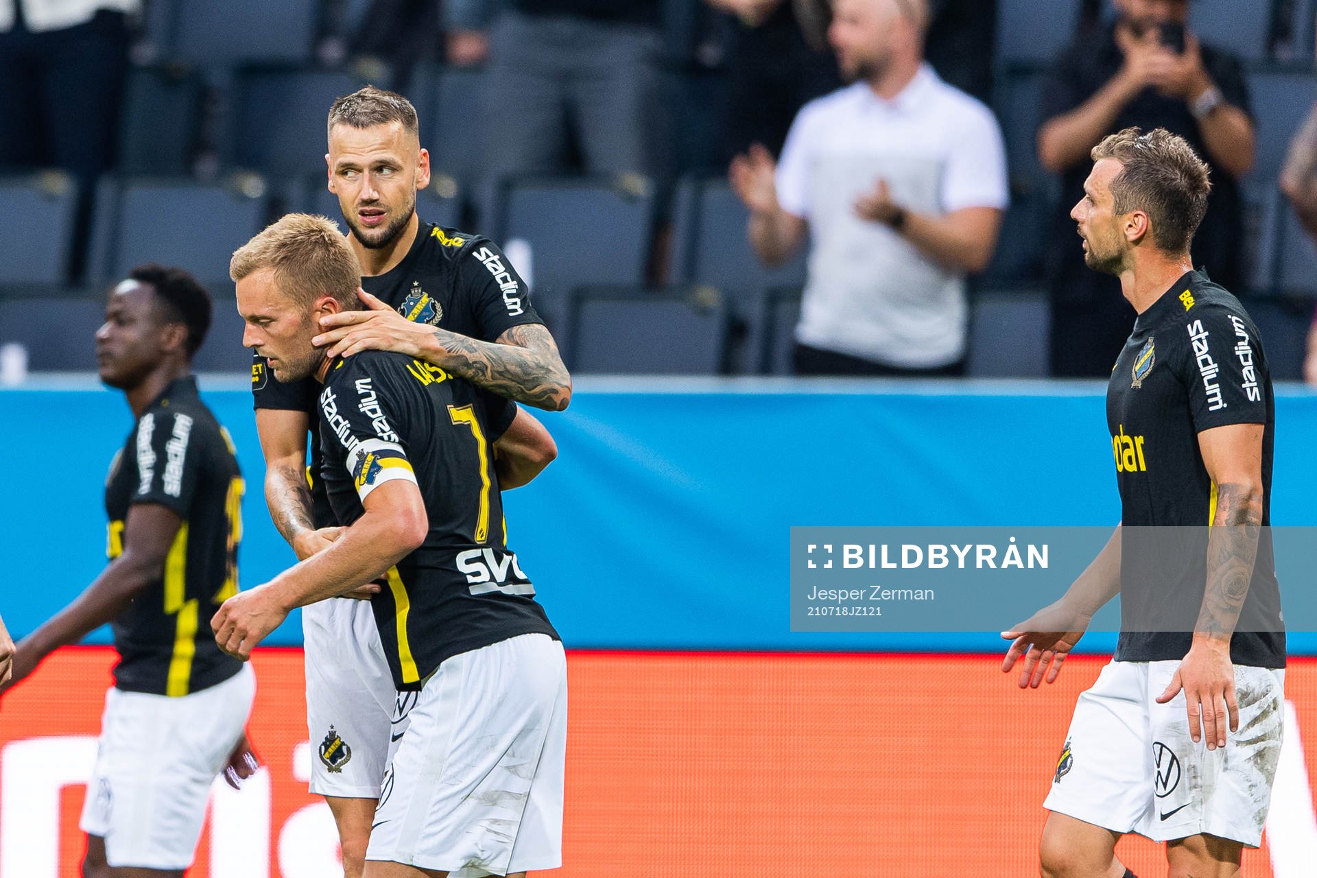 s Alexander Milosevic jublar med Sebastian Larsson