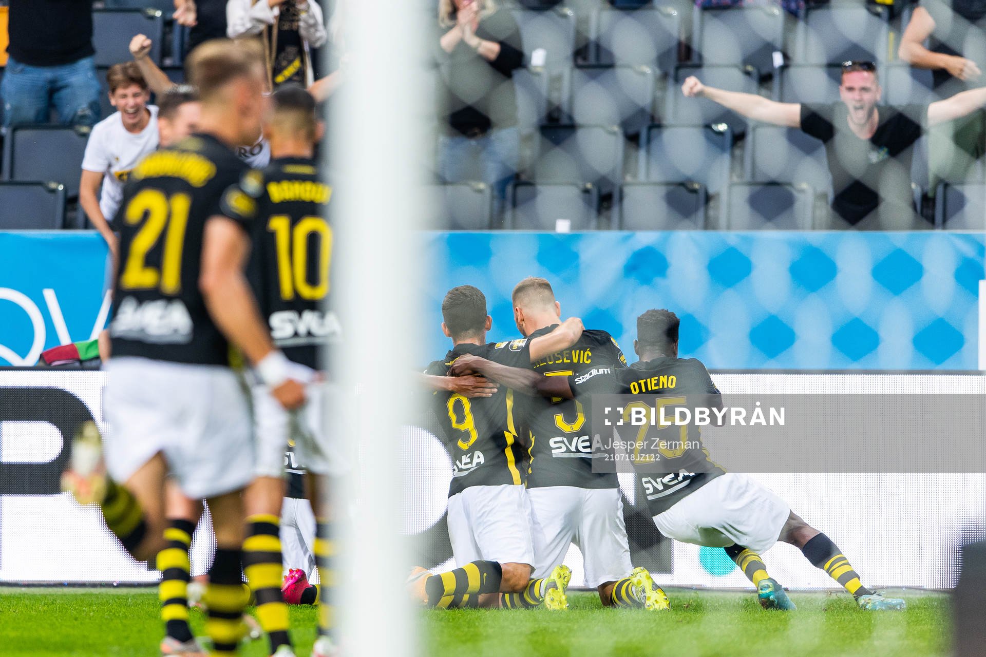 s Alexander Milosevic jublar med lagkamrater