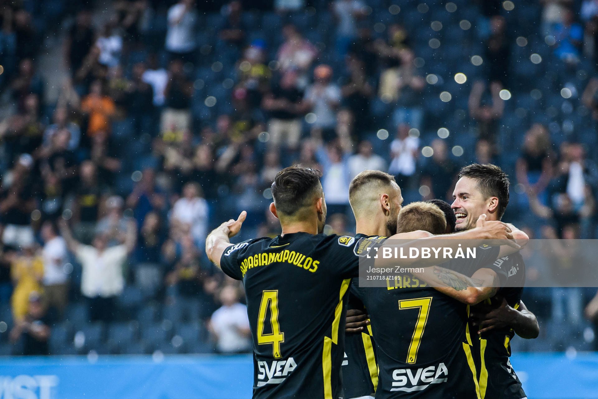 AIK:s Mikael Lustig jublar efter 2-0 av Sebastian Larsson under fotbollsmatchen i Allsvenskan mellan AIK och Kalmar den 18 juli 2021 i Stockholm.