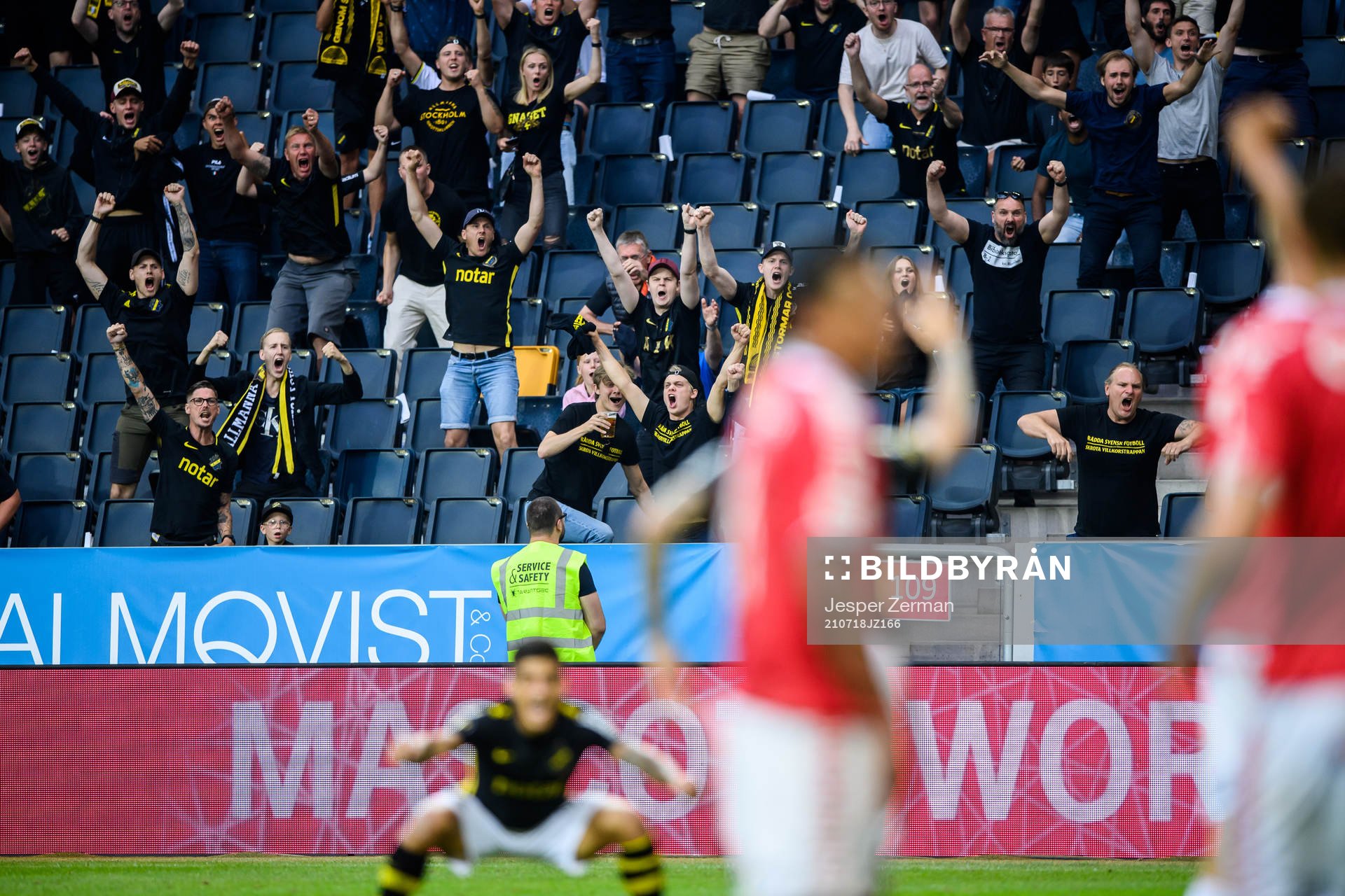 s supportrar jublar i samband med att Alexander Milosevic