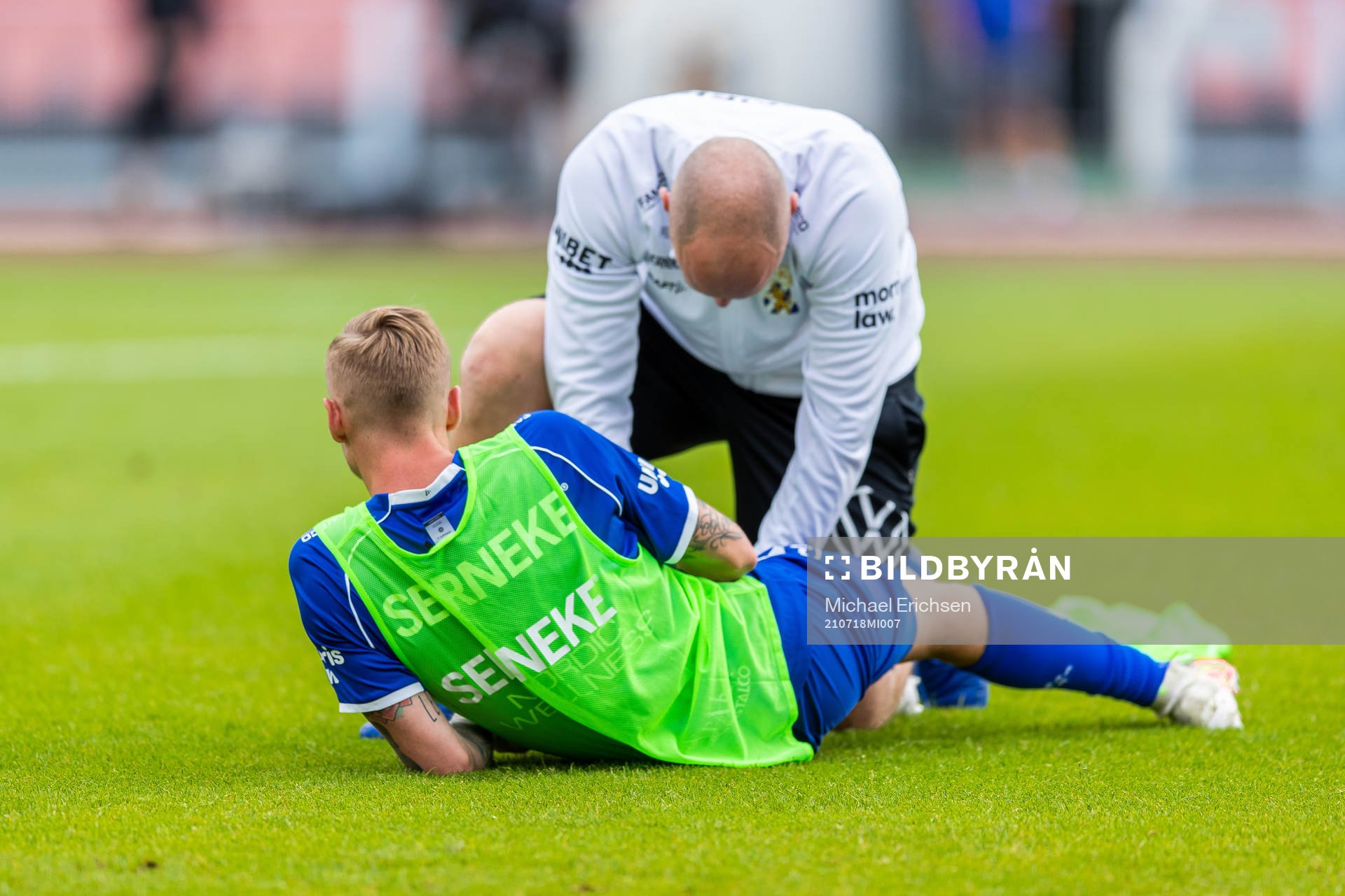 IFK Göteborgs Sebastian Eriksson får behandling