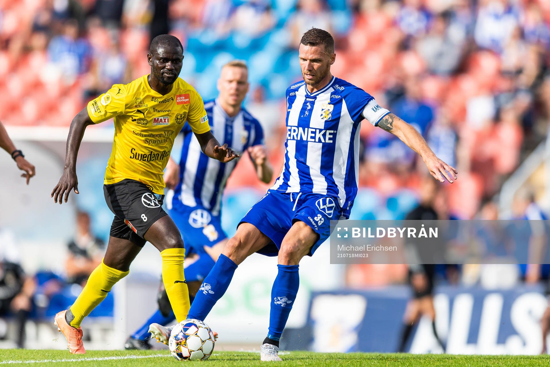 Mjällbys Enock Kofi Adu och IFK Göteborgs Marcus Berg