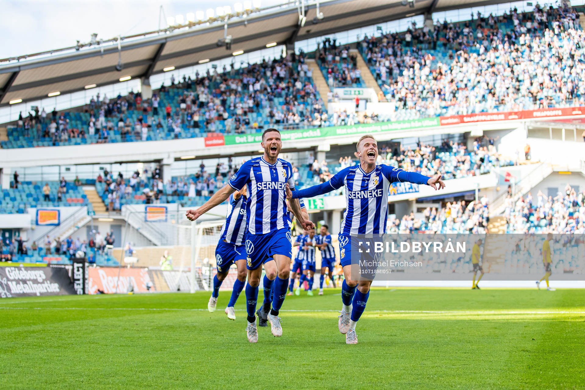 IFK Göteborgs Marcus Berg jublar bredvid Oscar Wendt