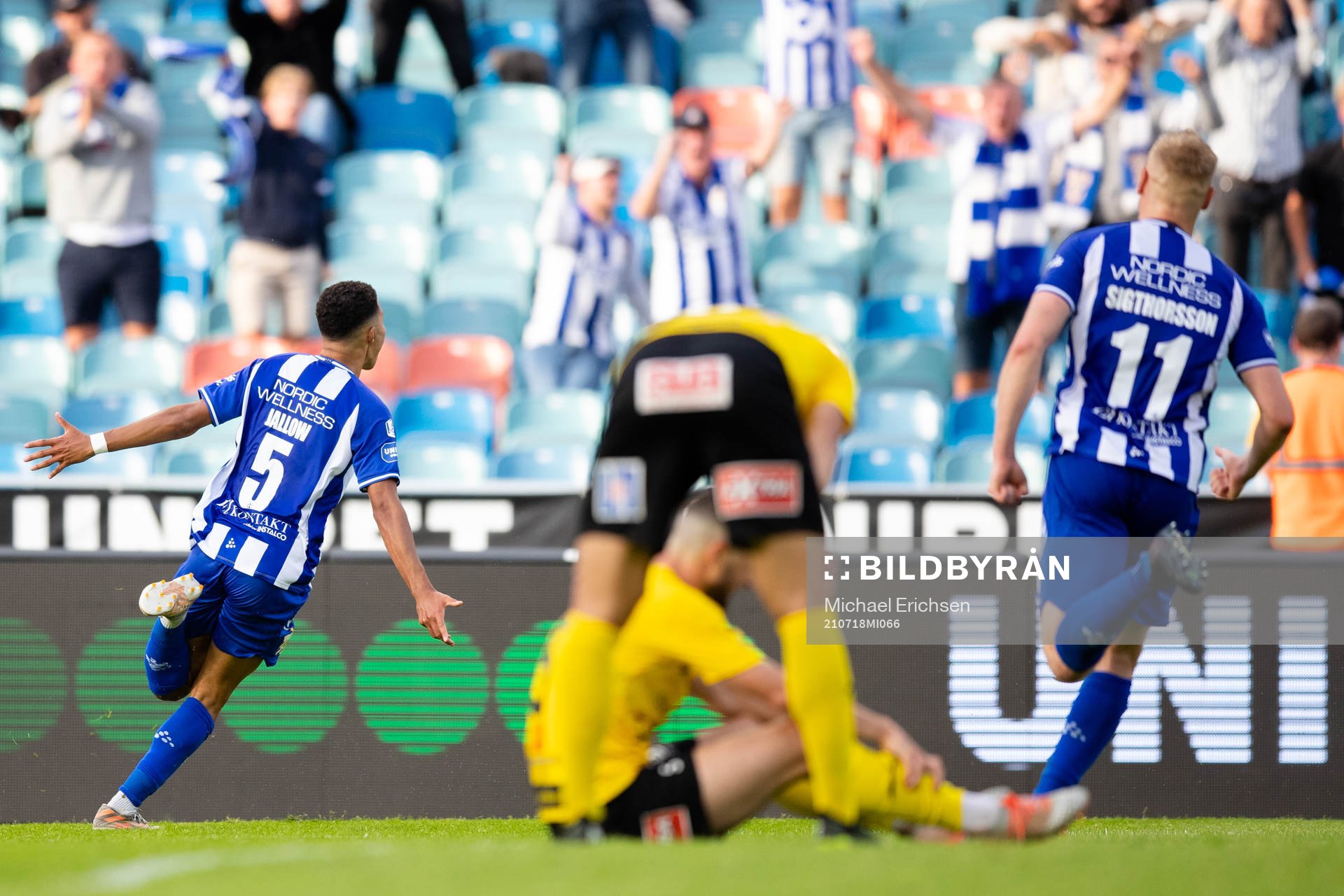IFK Göteborgs Alexander Jallow jublar efter sitt 3-2 mål under fotbollsmatchen i Allsvenskan mellan IFK Göteborg och Mjällby den 18 juli 2021 i Göteborg.