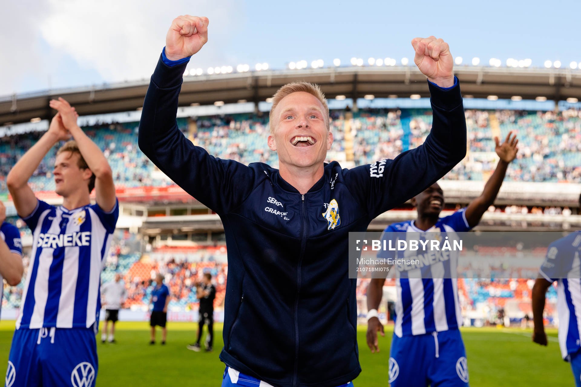 IFK Göteborgs Oscar Wendt jublar och tackar publiken