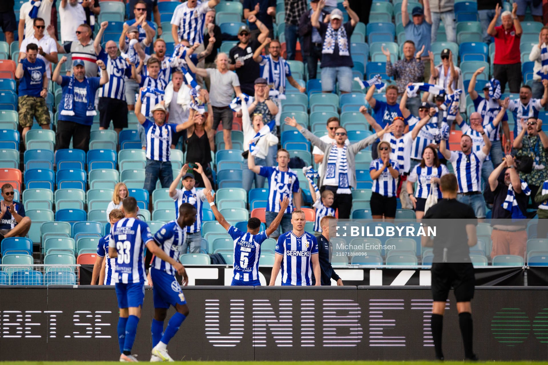 IFK Göteborgs Alexander Jallow jublar med lagkamrater