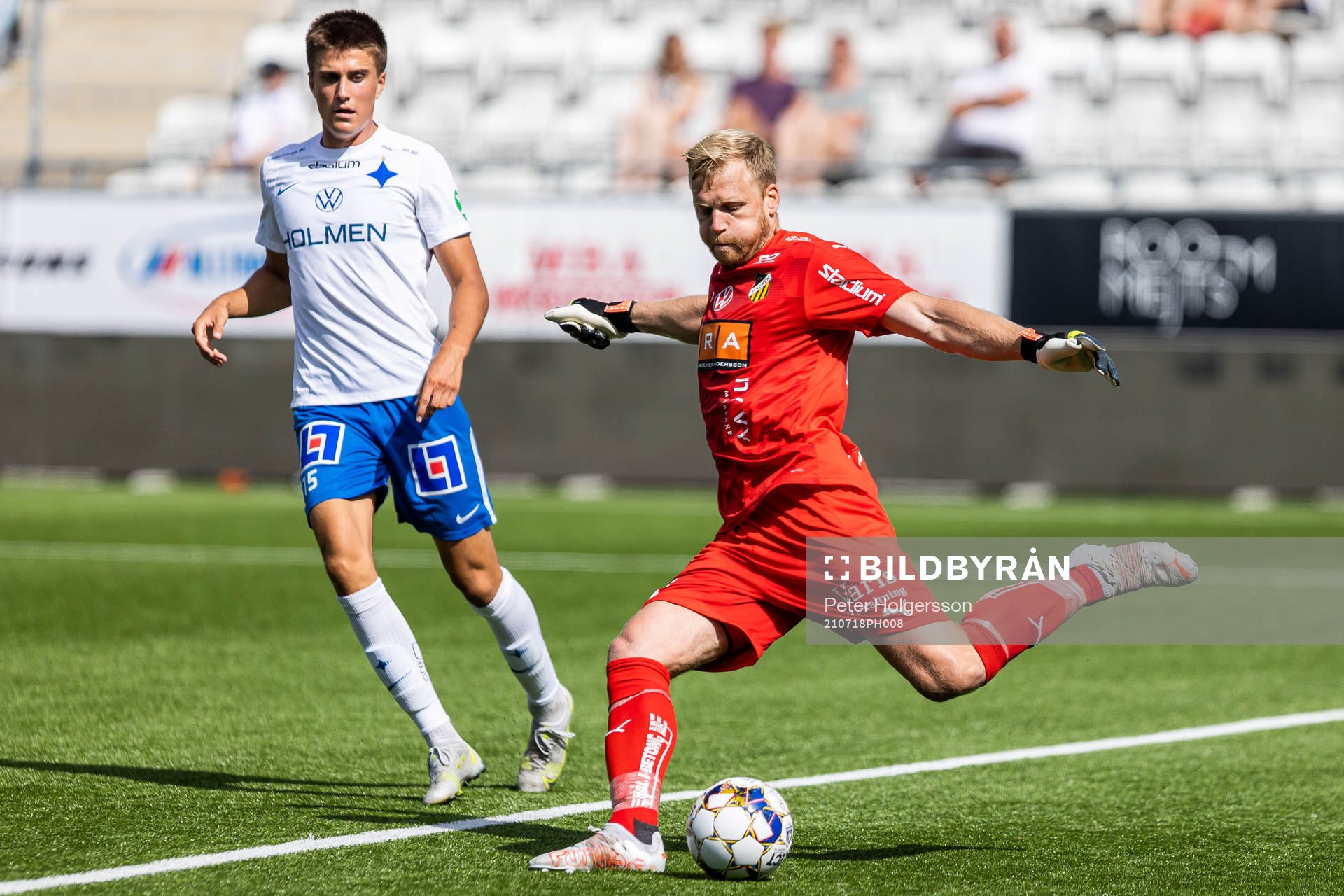 IFK Norrköpings Carl Björk och Häckens målvakt Peter