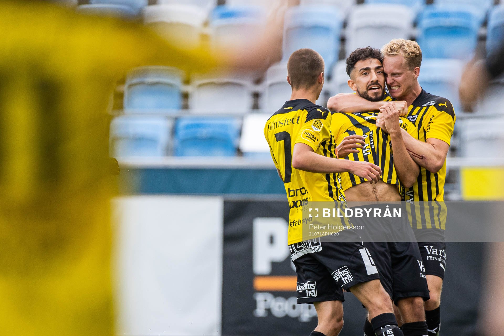 Häckens Daleho Irandust (mitten) jublar med Leo Bengtsson