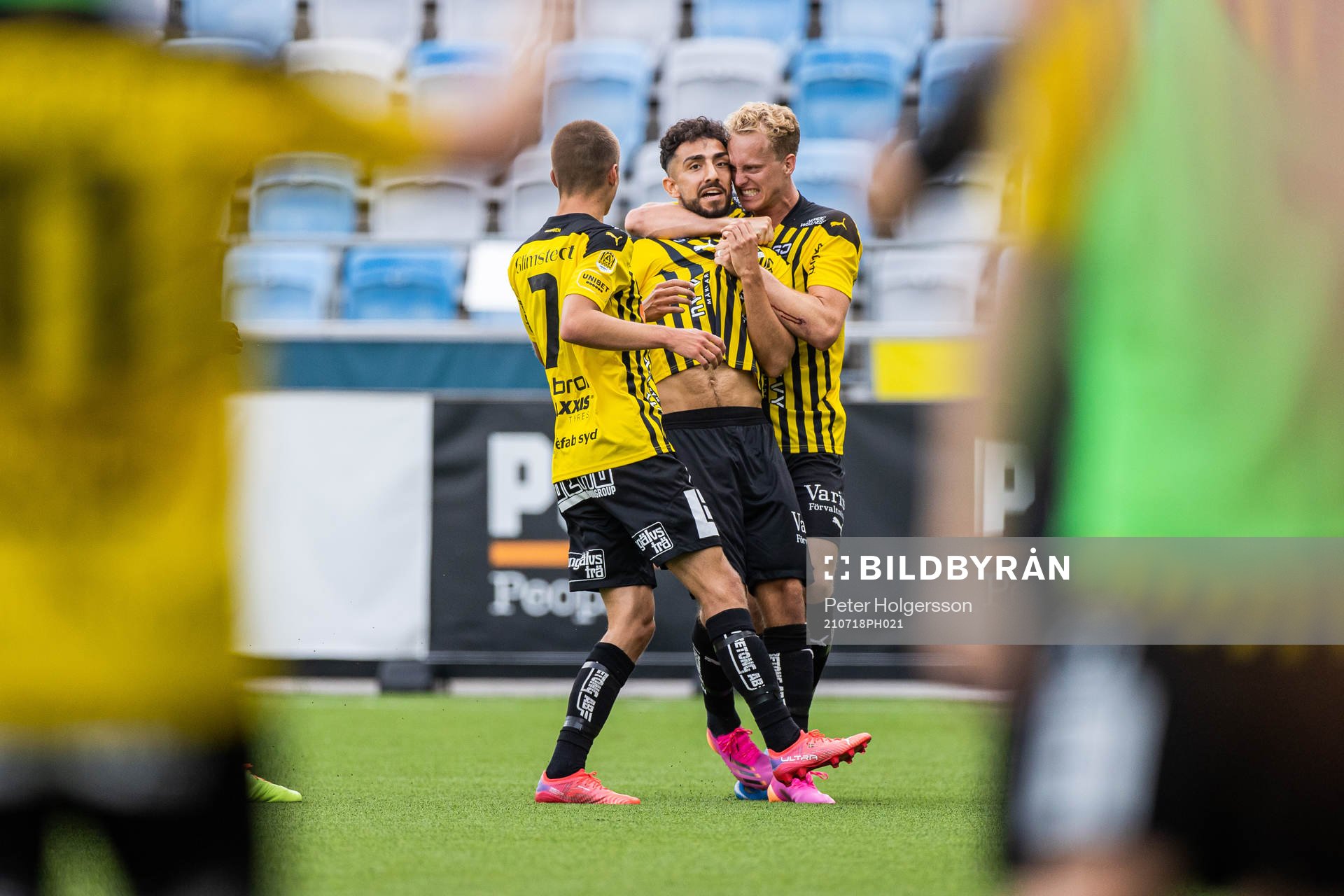 Häckens Daleho Irandust (mitten) jublar med Leo Bengtsson och Gustav Berggren efter att han gjort 0-1 under fotbollsmatchen i Allsvenskan mellan IFK Norrköping och Häcken den 18 juli 2021 i Norrköping.