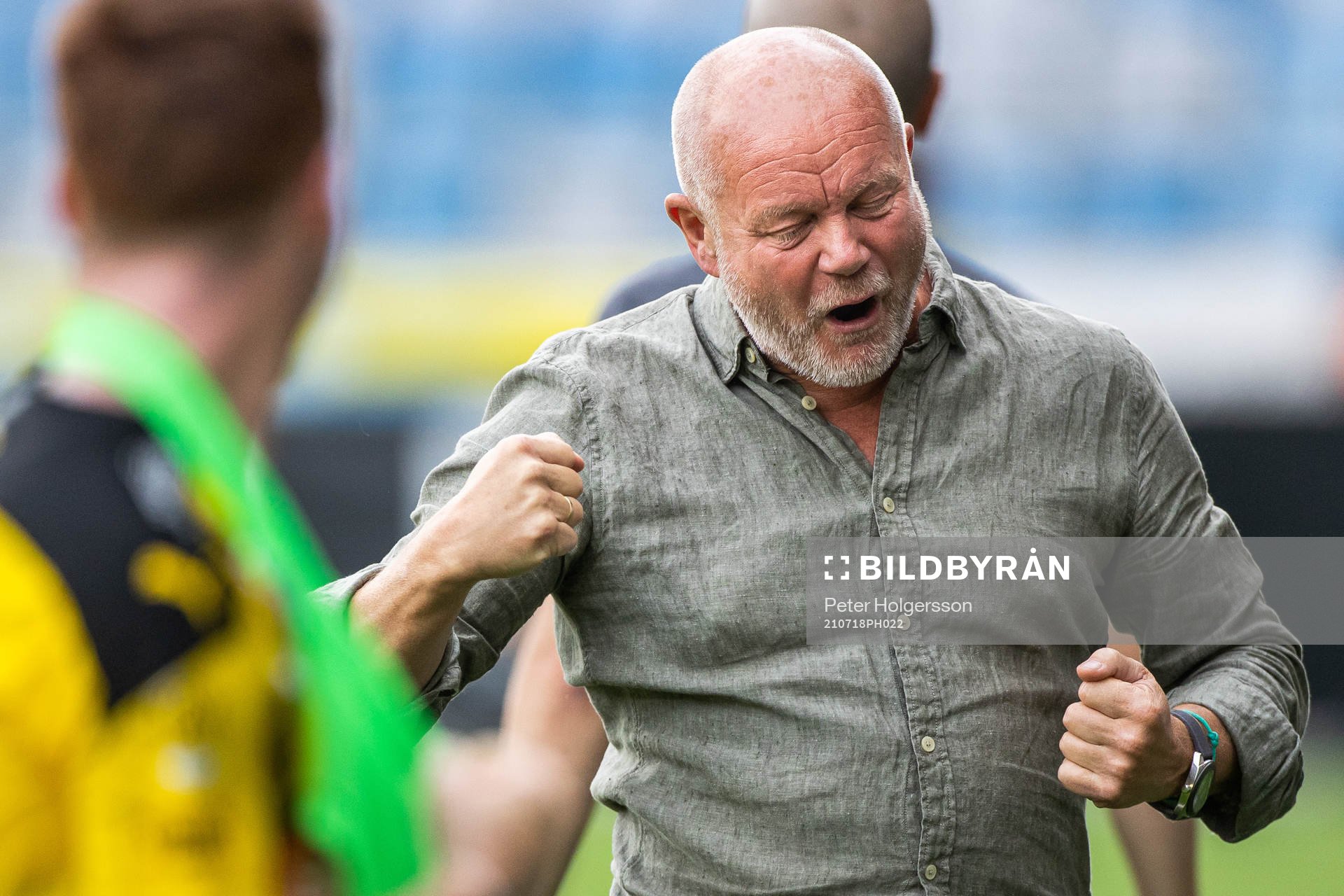 Häckens tränare Per-Mathias Högmo jublar efter att Daleho Irandust (ej i bild) gjort 0-1 under fotbollsmatchen i Allsvenskan mellan IFK Norrköping och Häcken den 18 juli 2021 i Norrköping.