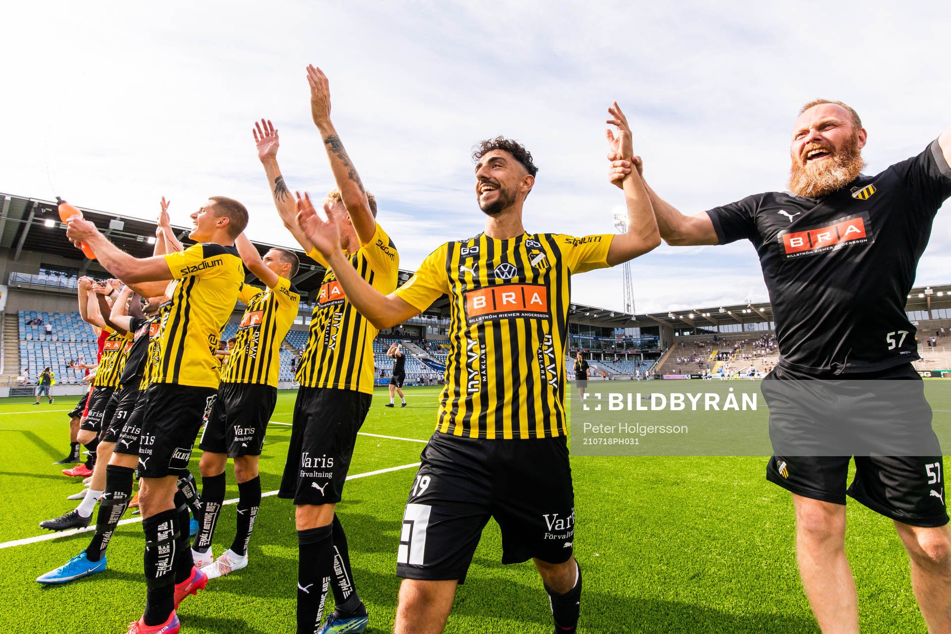 Häckens Daleho Irandust jublar med lagkamrater