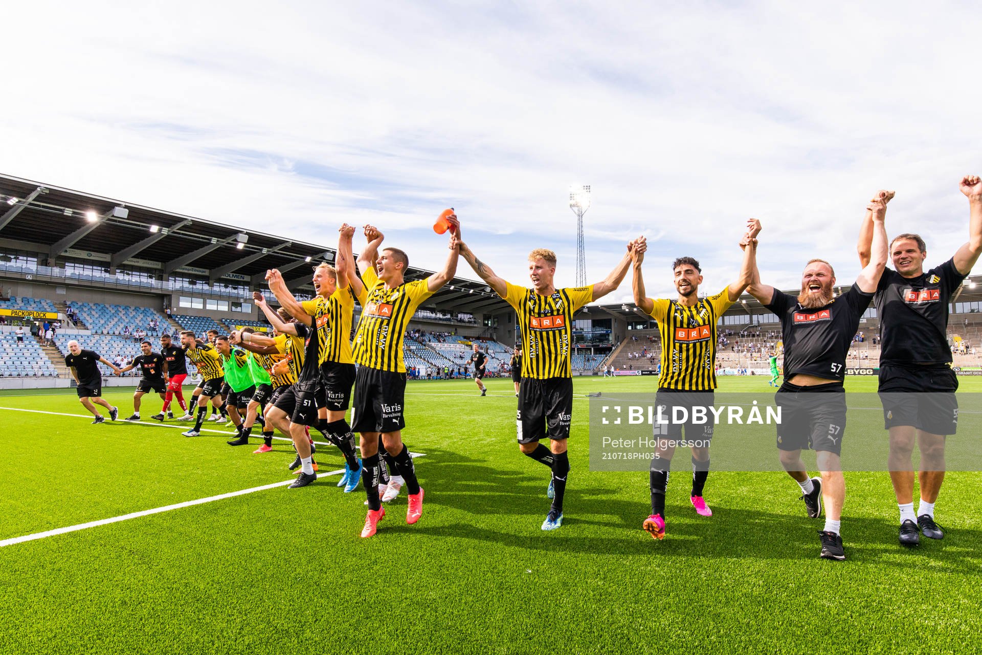 Häckens Samuel Gustafson och Daleho Irandust jublar med