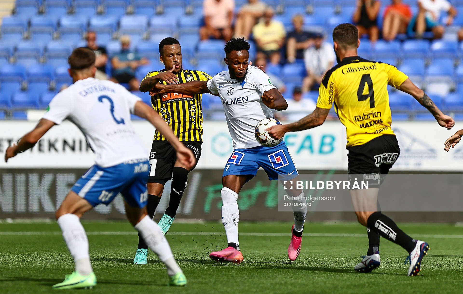 Häckens Martin Olsson och IFK Norrköpings Samuel Adegbenro