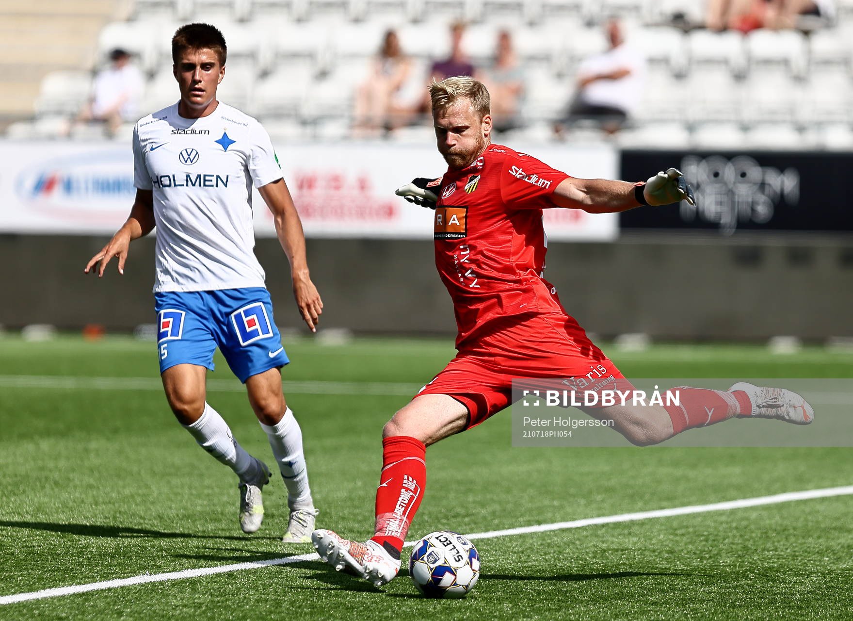 IFK Norrköpings Carl Björk och Häckens målvakt Peter