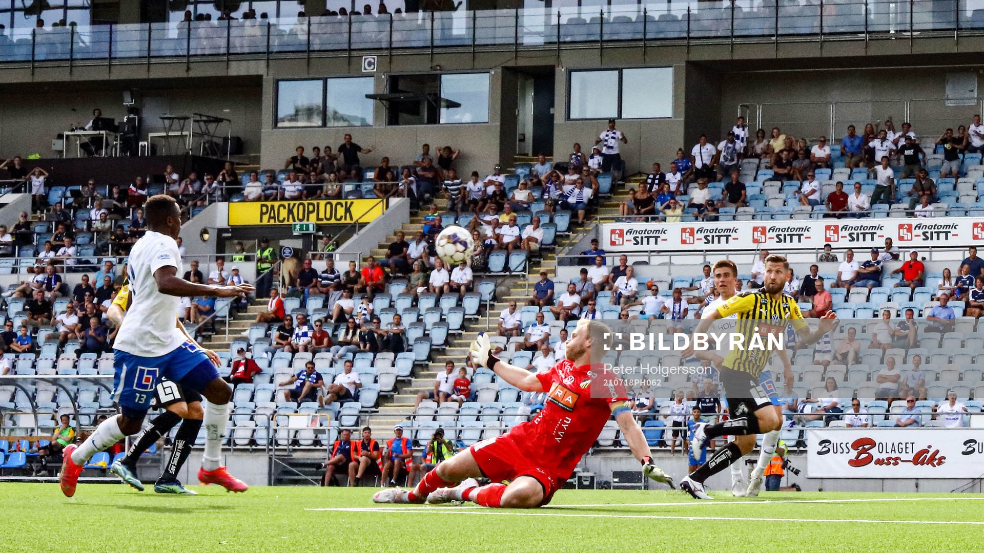 IFK Norrköpings Ishaq Abdulrazaq och Häckens målvakt
