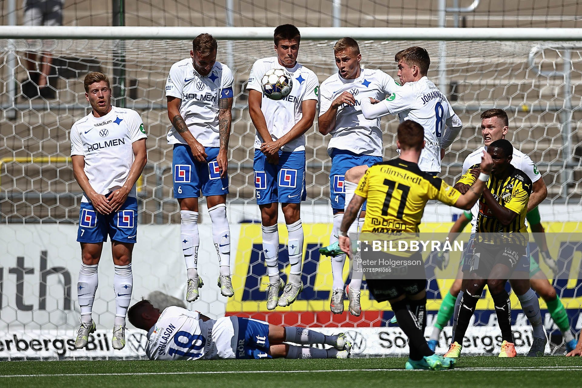 IFK Norrköpings spelare täcker frispark