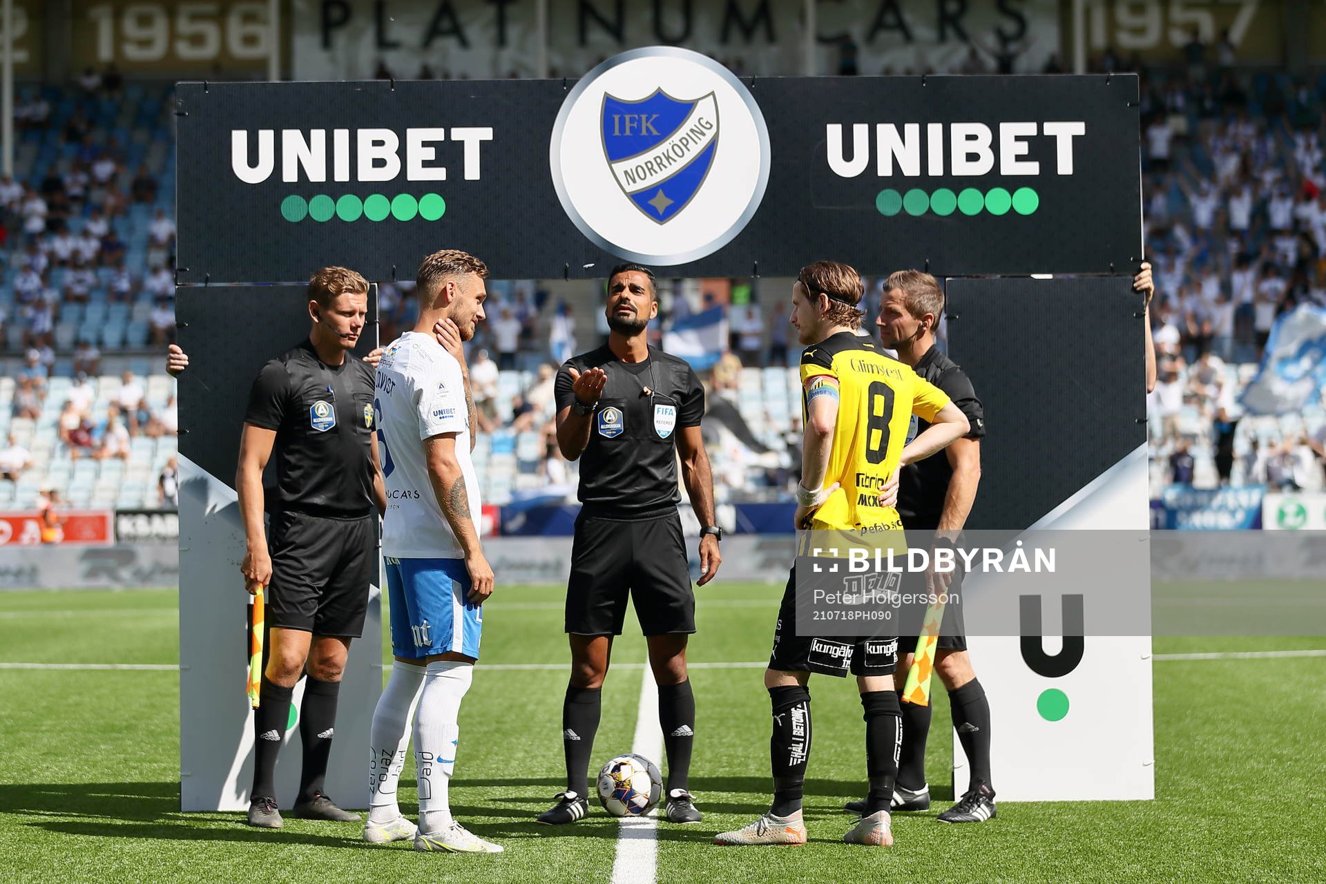 Domare Mohammed Al-Hakim singlar slant med IFK Norrköpings