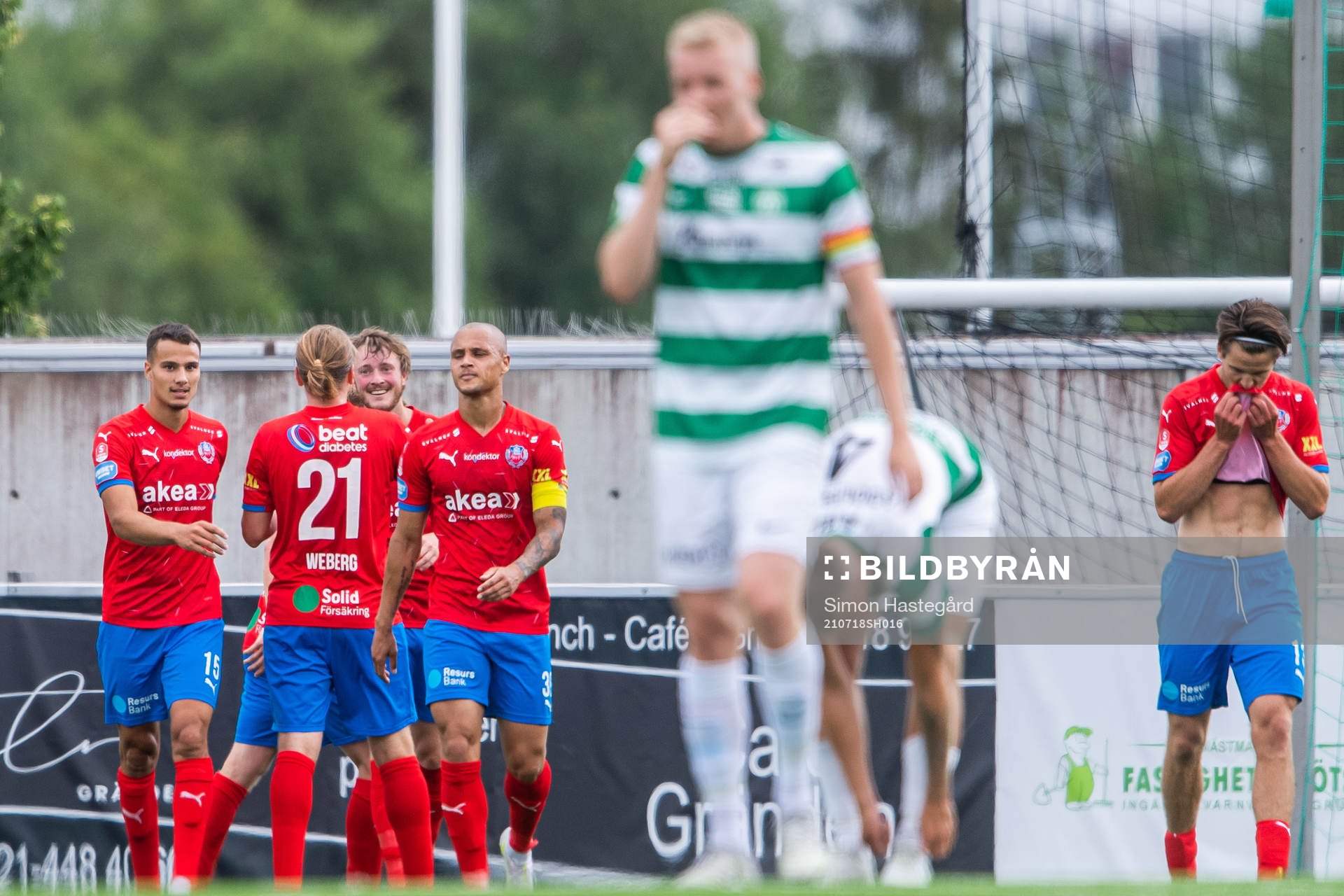 Helsingborgs Rasmus Jönsson jublar med lagkamrater efter att han gjort 0-3 under fotbollsmatchen i Superettan mellan Västerås SK och Helsingborg den 18 juli 2021 i Västerås.