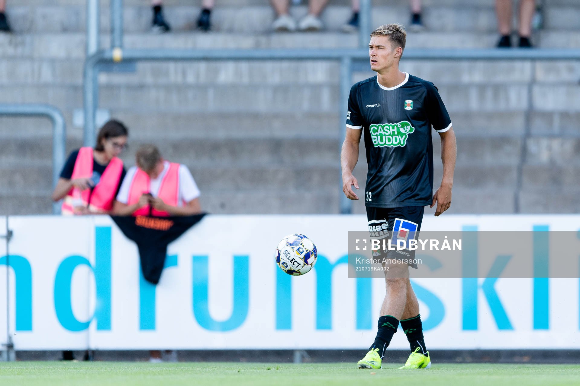 Varbergs Des Kunst före fotbollsmatchen i Allsvenskan