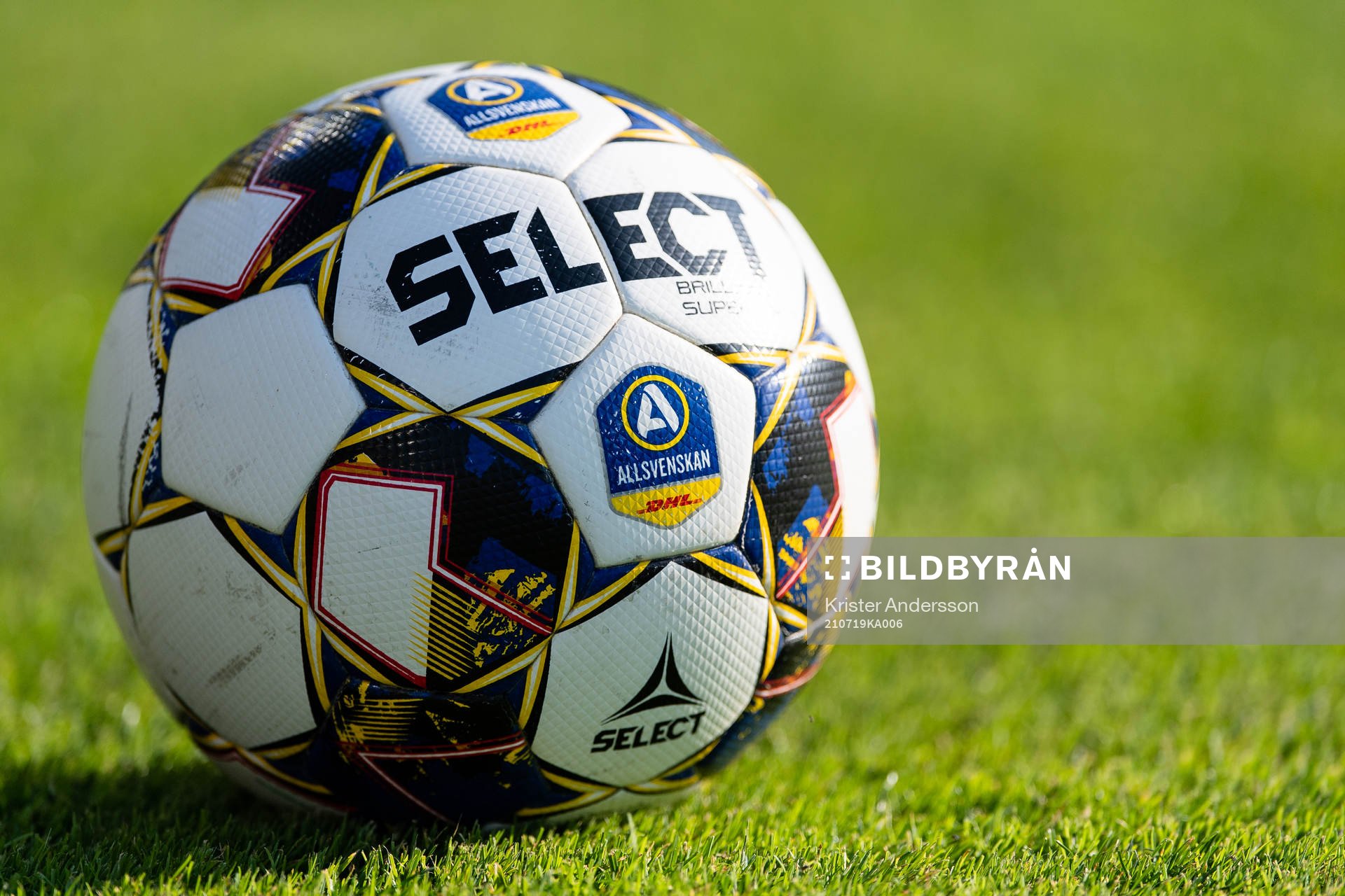 En fotboll före fotbollsmatchen i Allsvenskan mellan