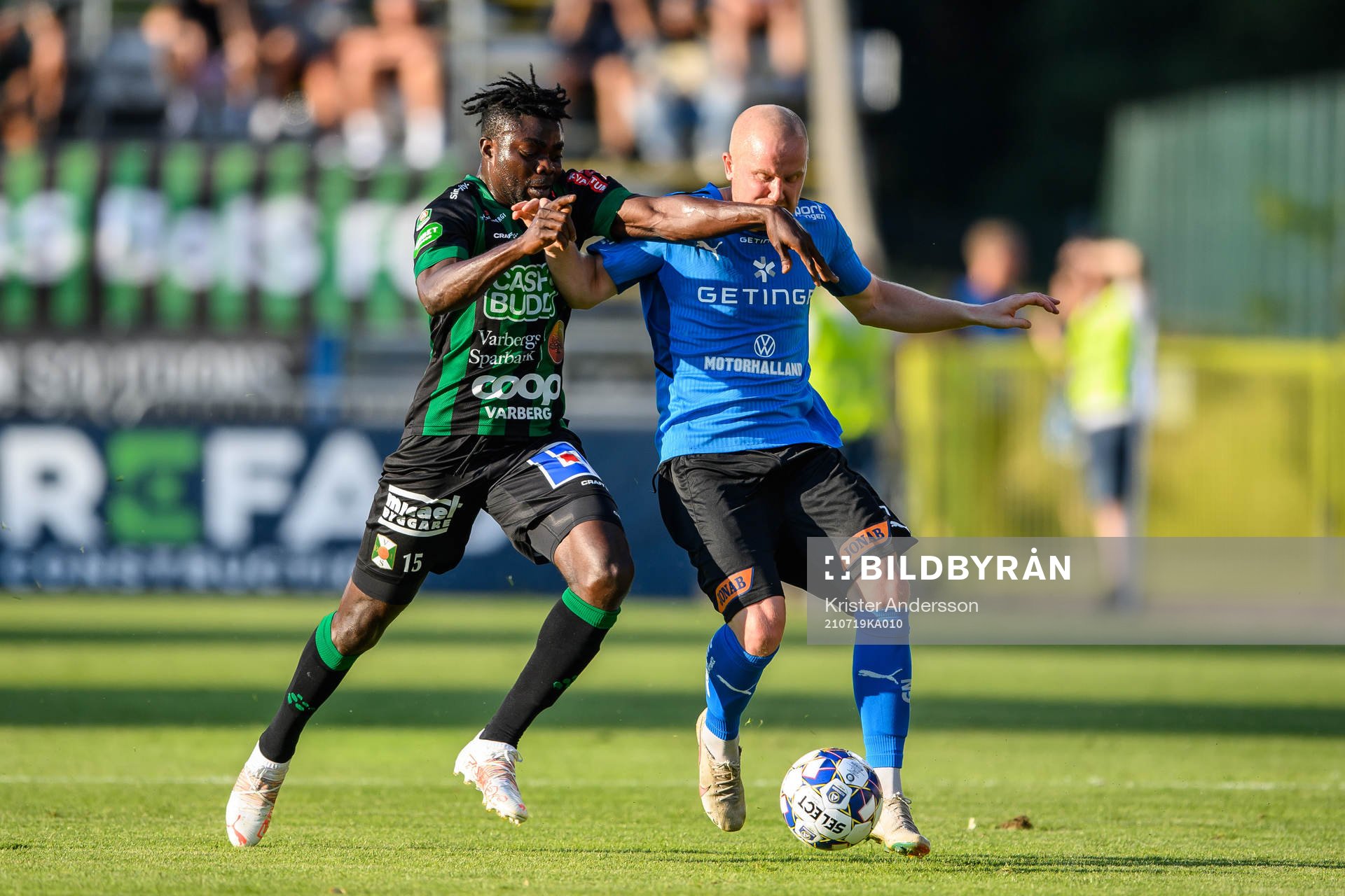 Varbergs Gideon Mensah och Halmstads Simon Lundevall