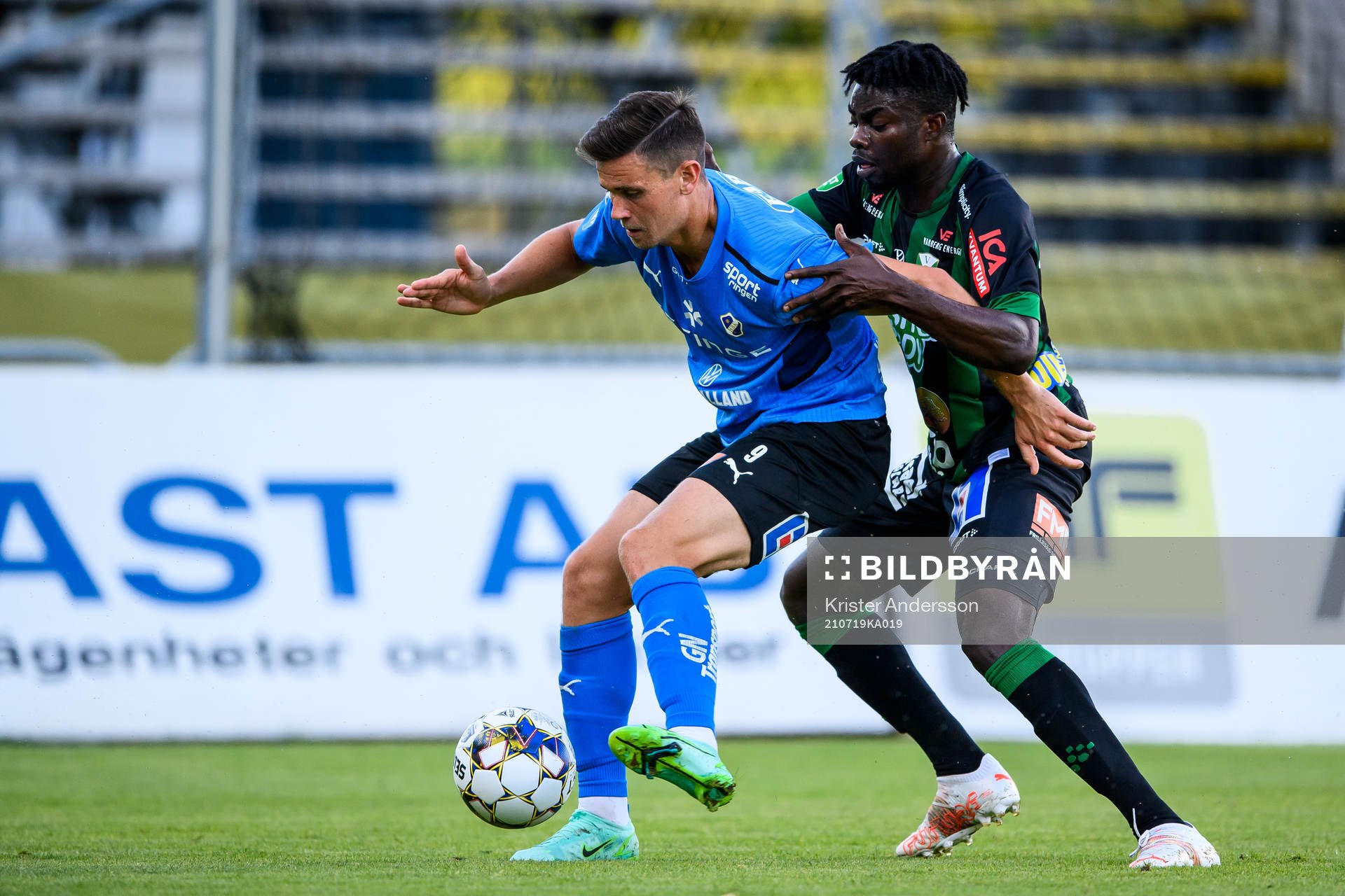 Halmstads Marcus Antonsson och Varbergs Gideon Mensah